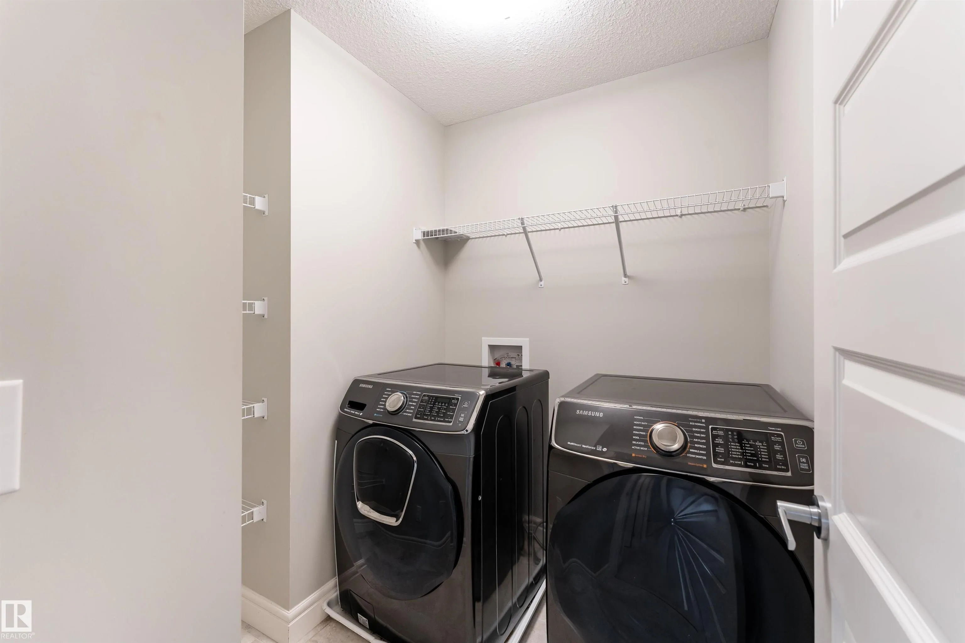 3885 ROBINS Crescent