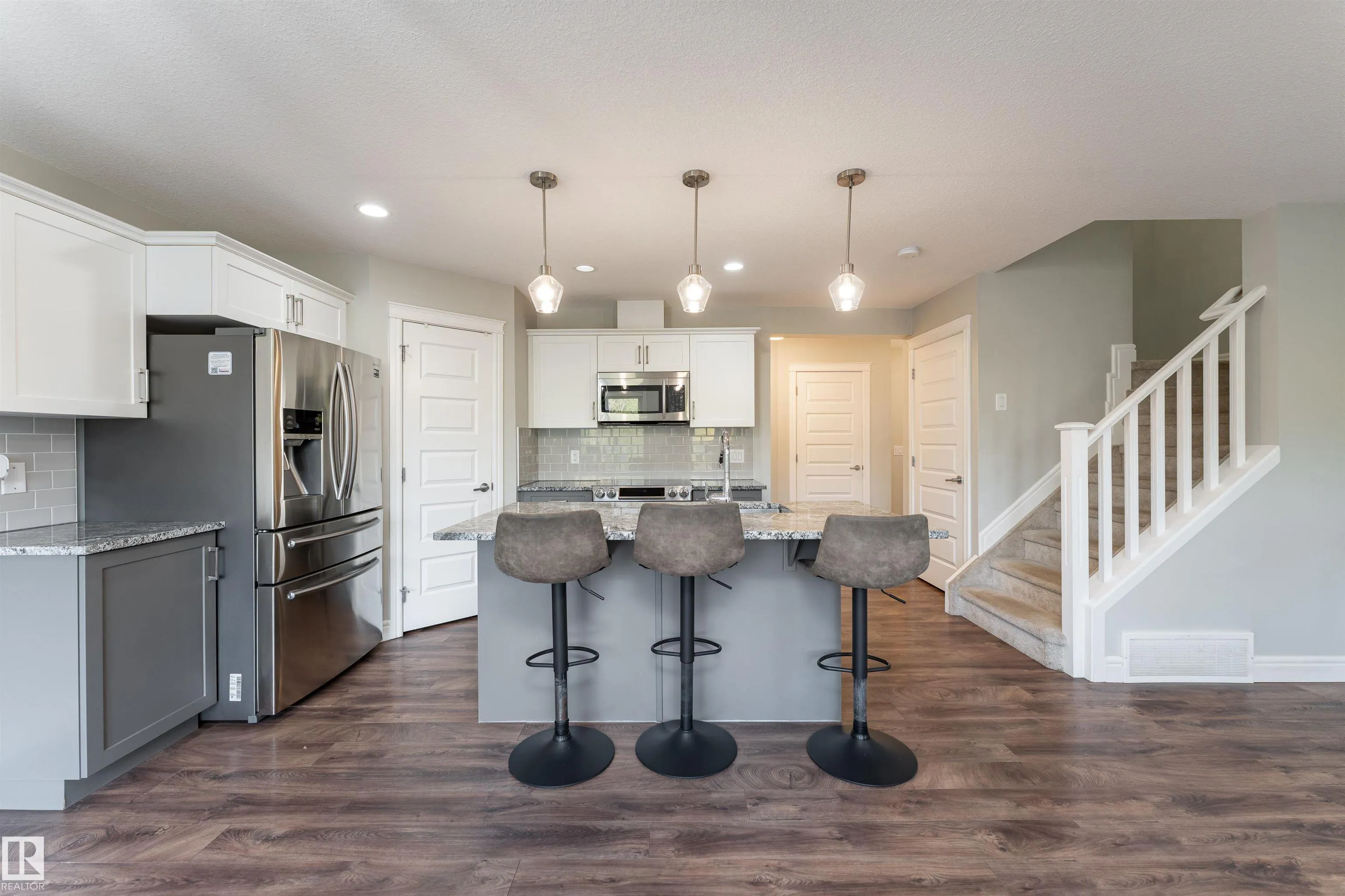 3885 ROBINS Crescent