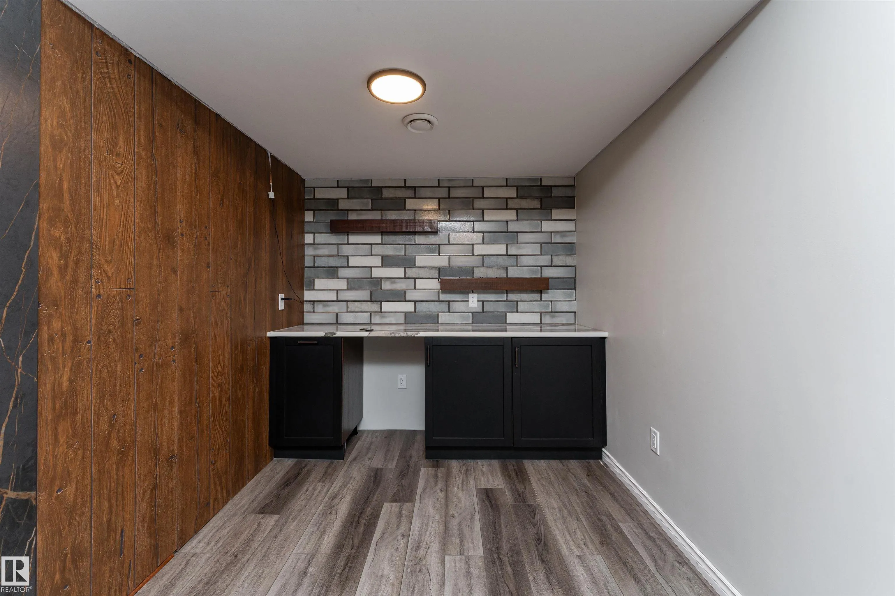 3885 ROBINS Crescent