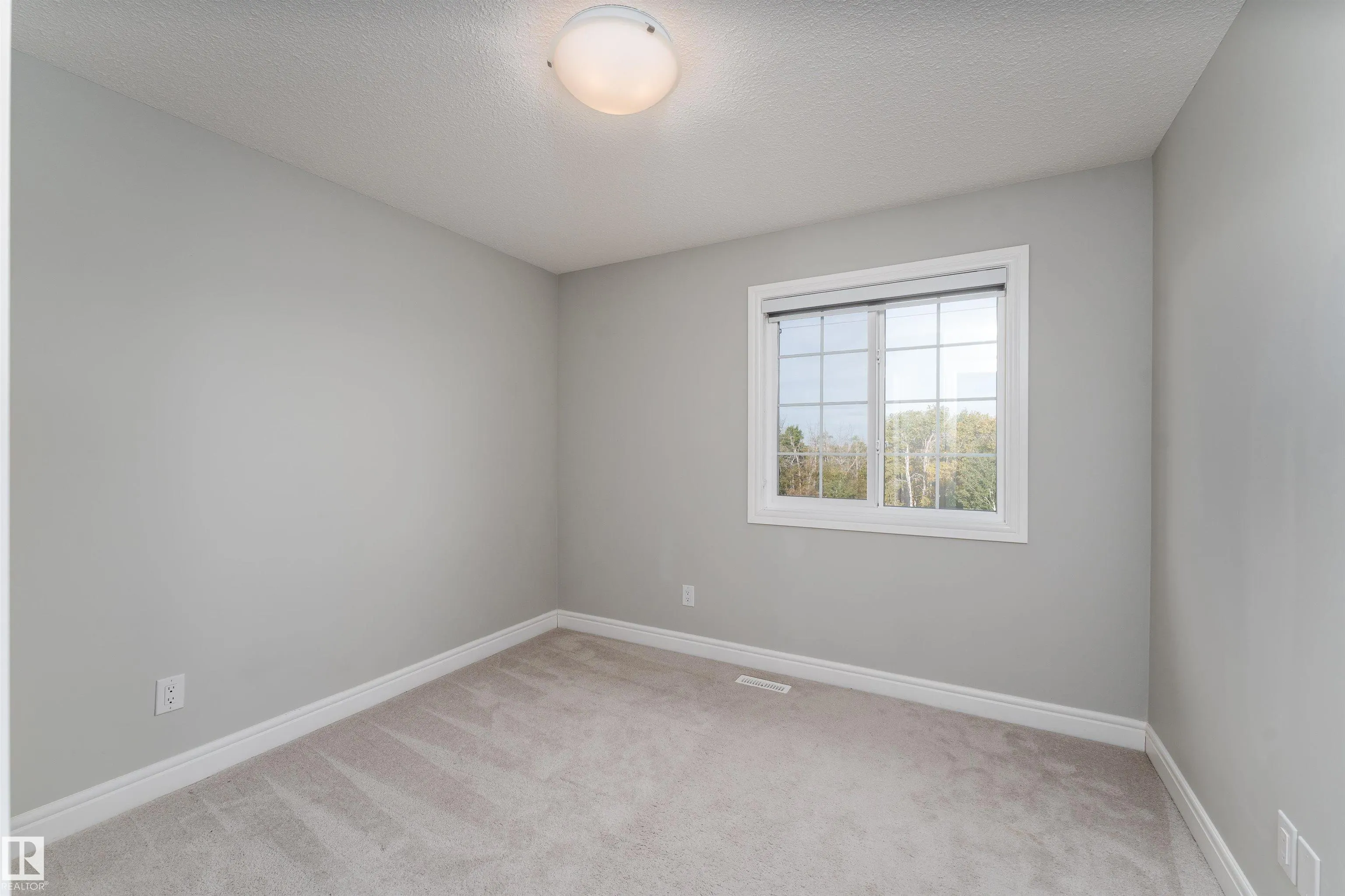 3885 ROBINS Crescent