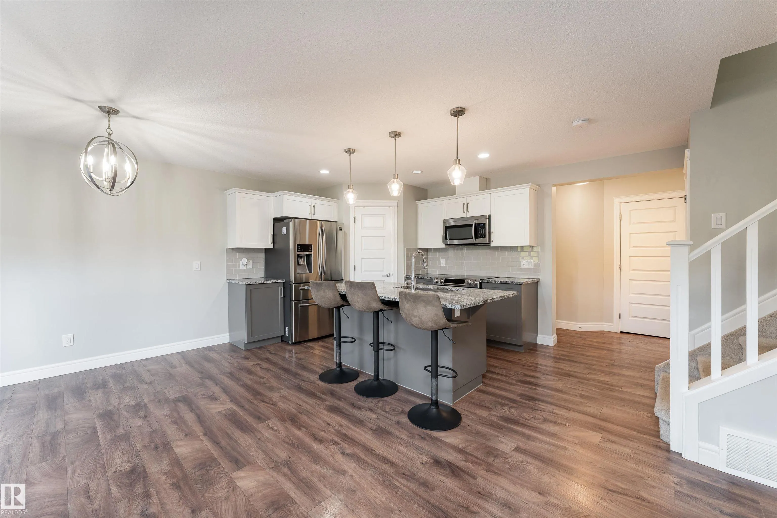 3885 ROBINS Crescent