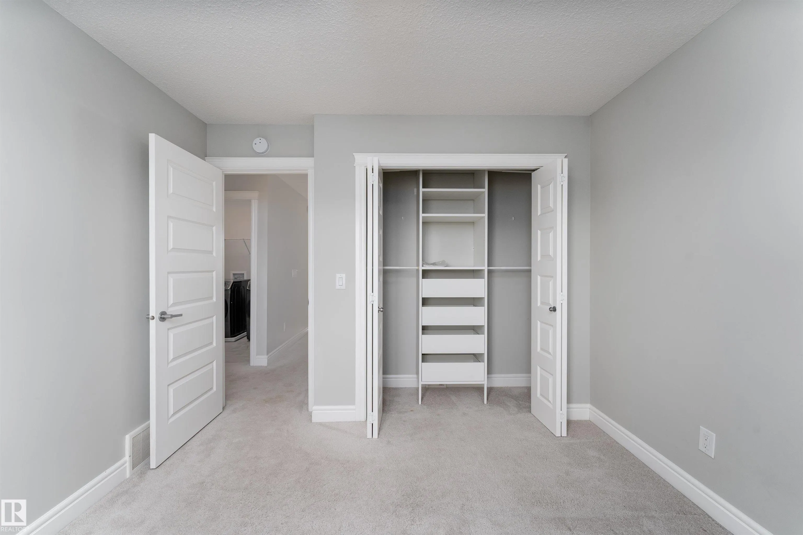 3885 ROBINS Crescent