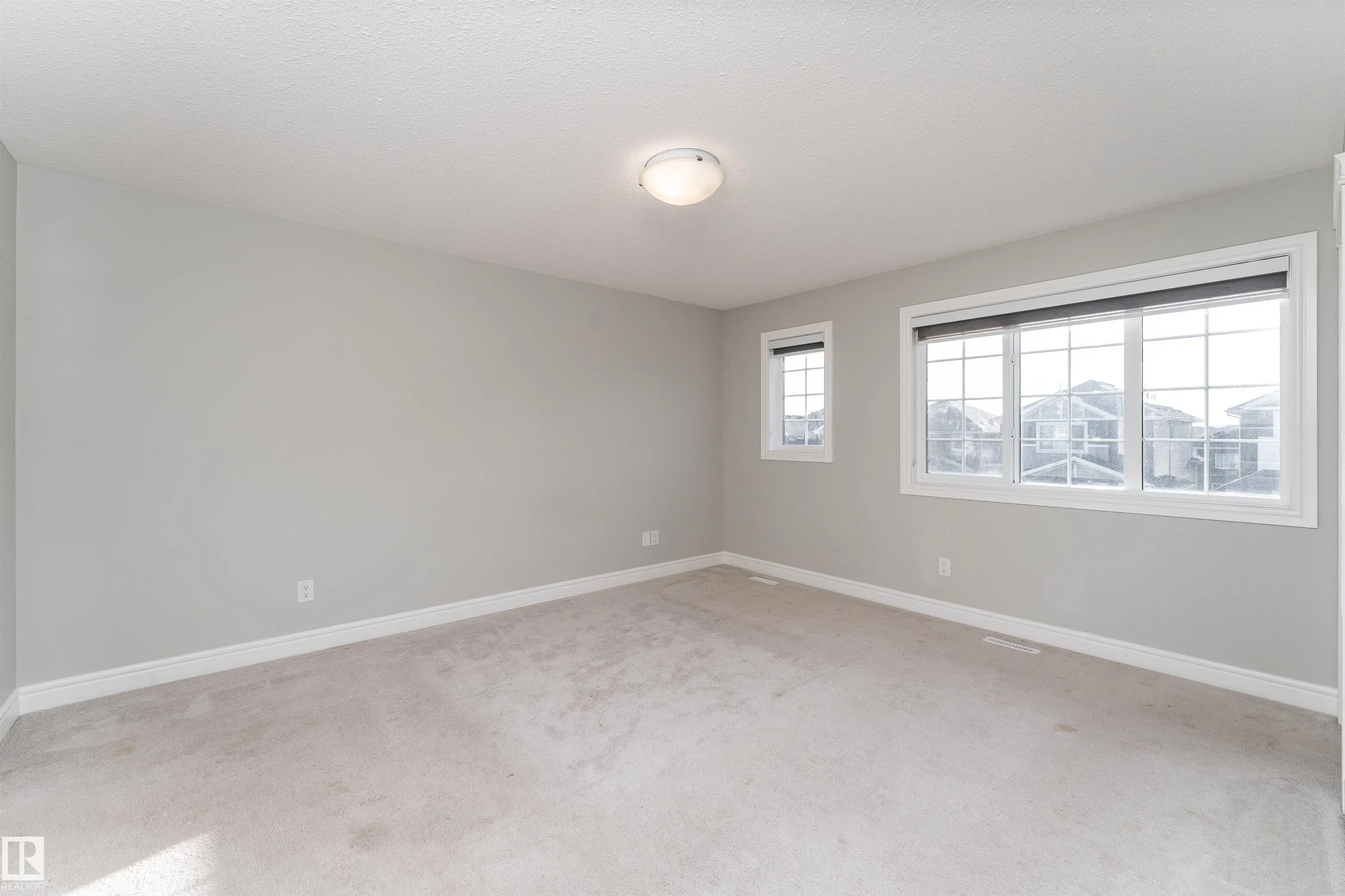3885 ROBINS Crescent