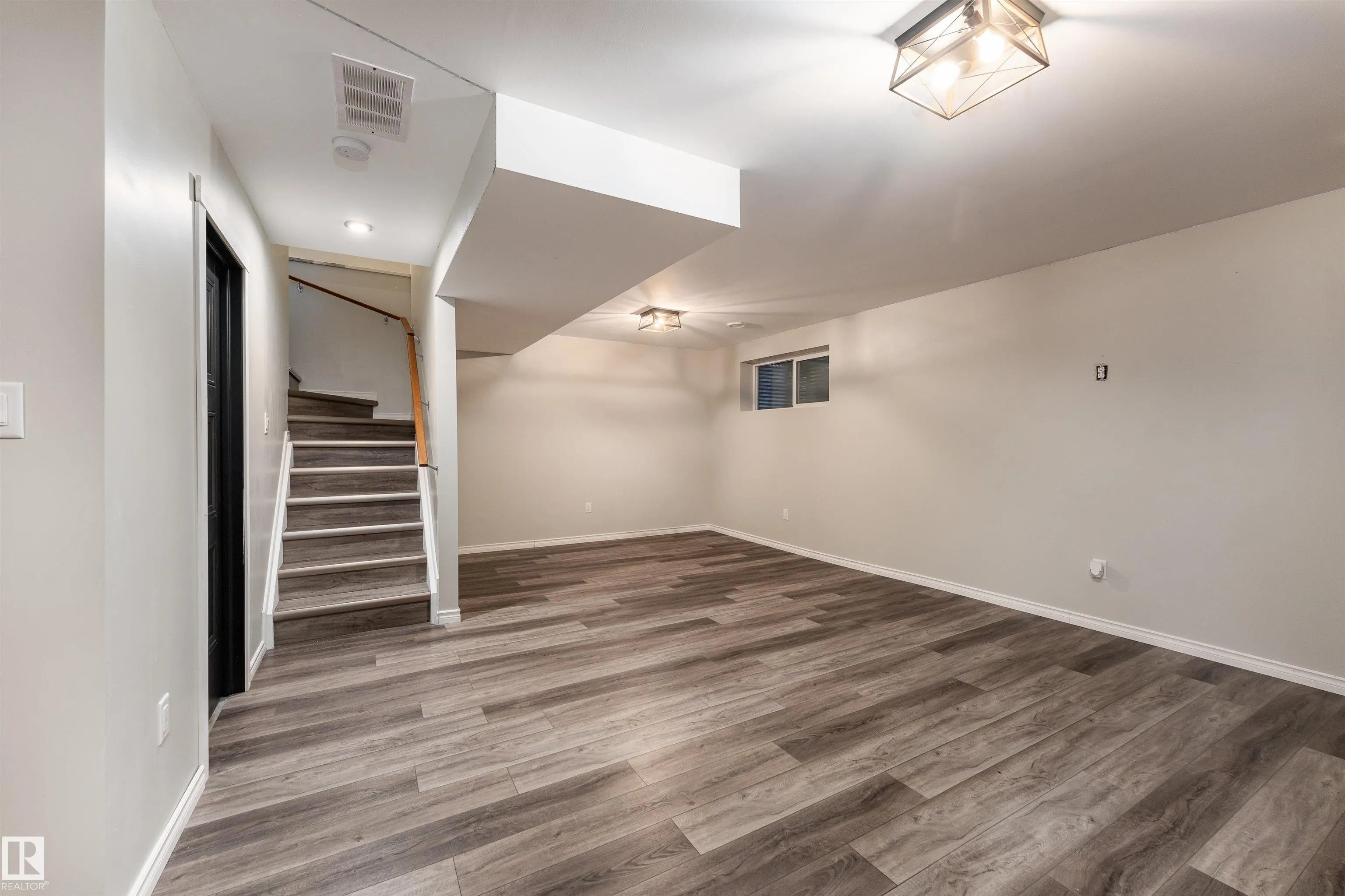 3885 ROBINS Crescent