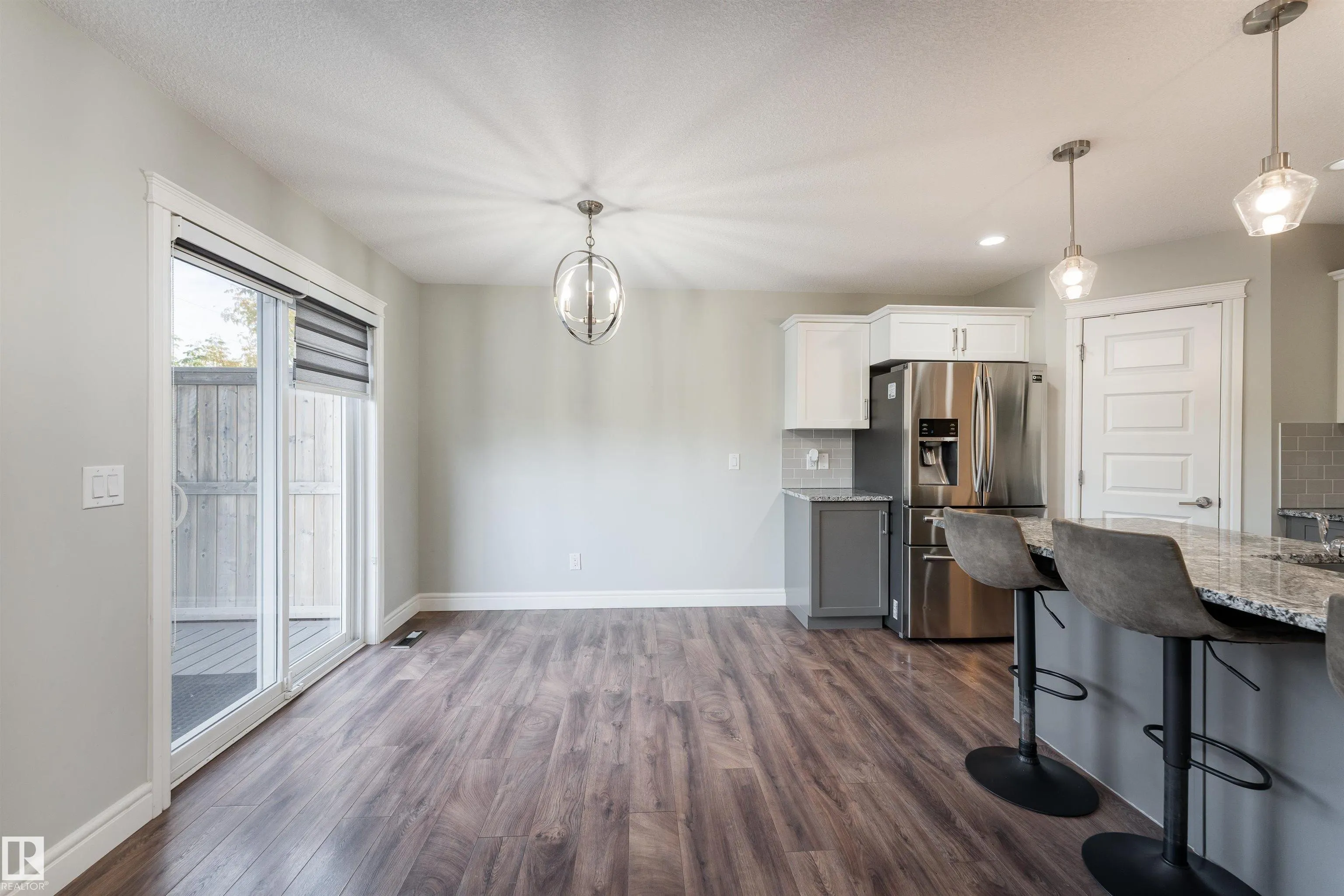 3885 ROBINS Crescent
