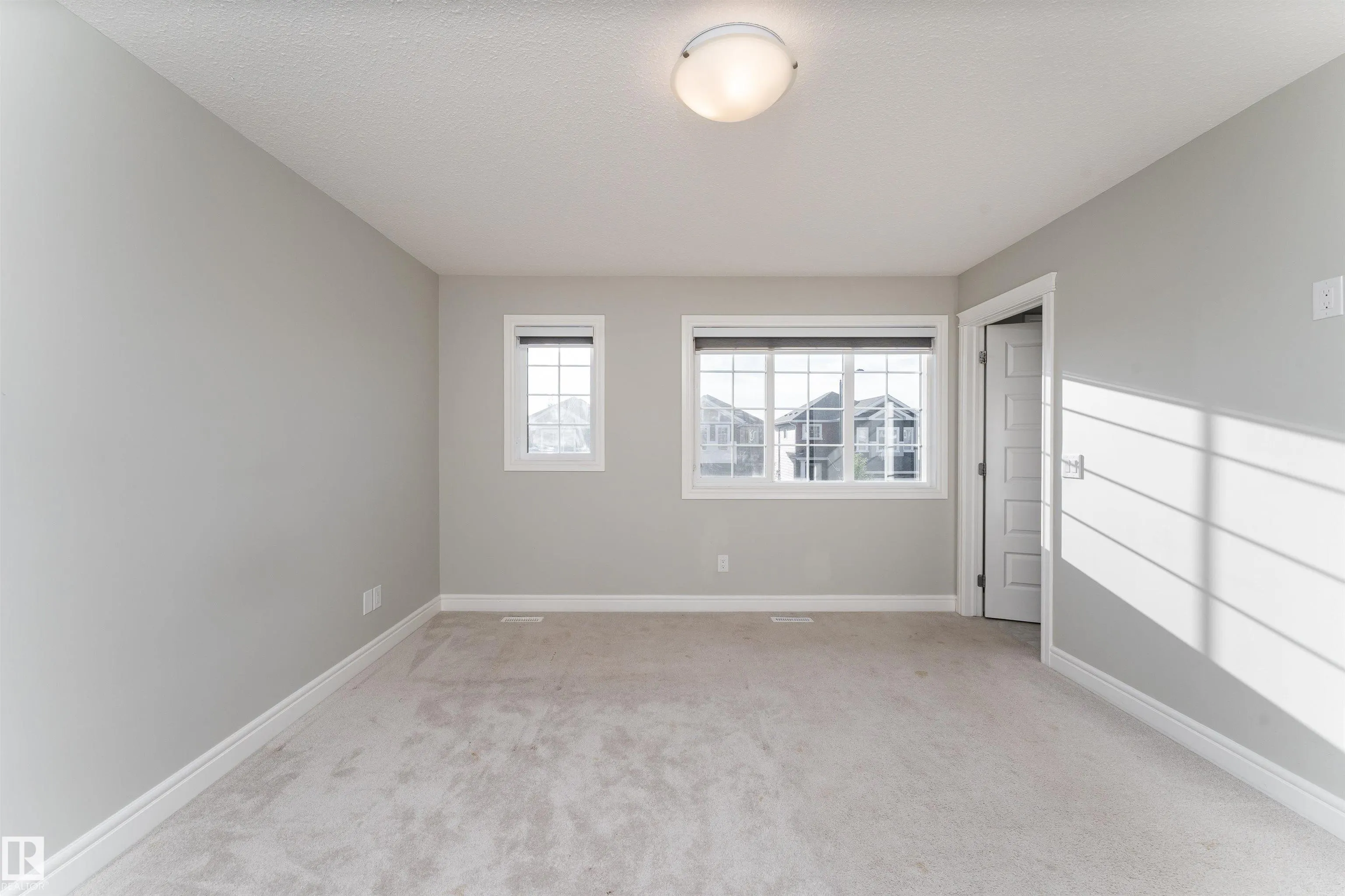 3885 ROBINS Crescent