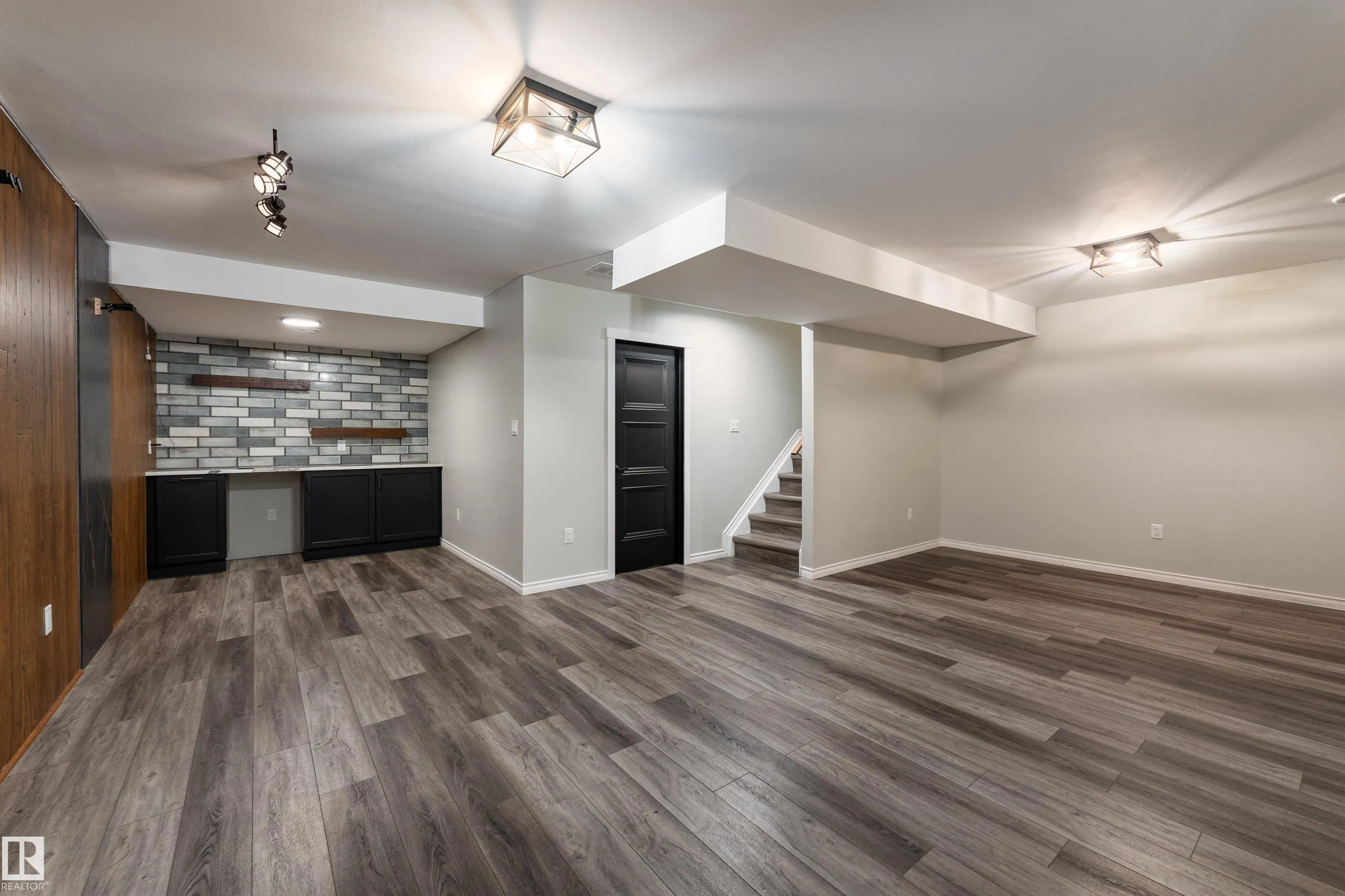 3885 ROBINS Crescent