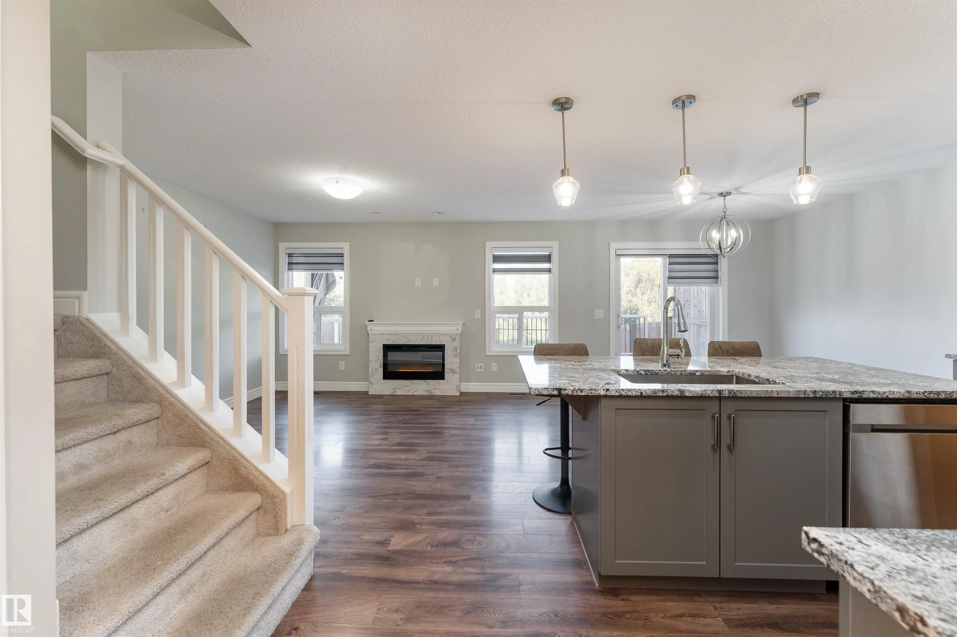 3885 ROBINS Crescent