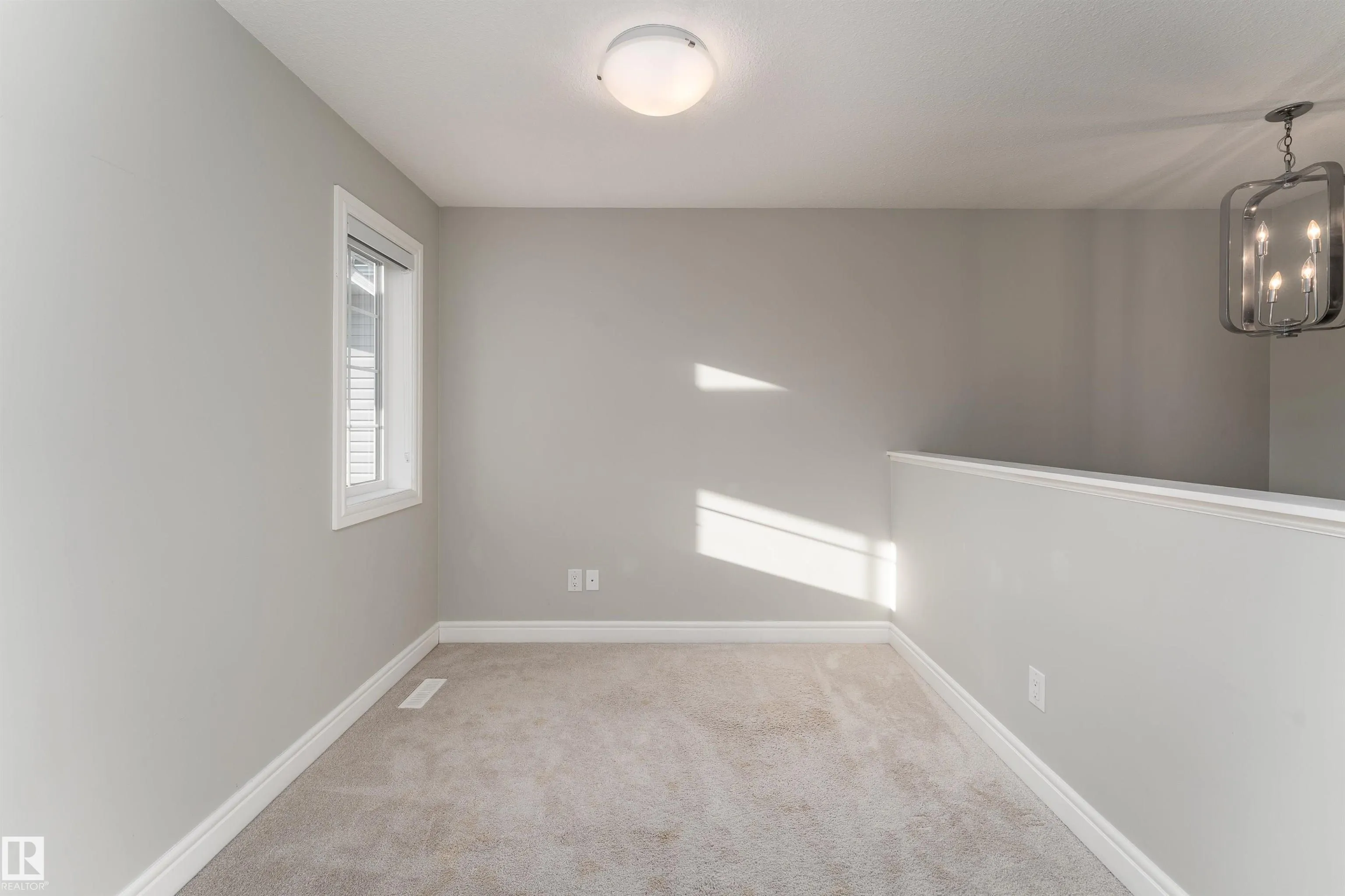 3885 ROBINS Crescent