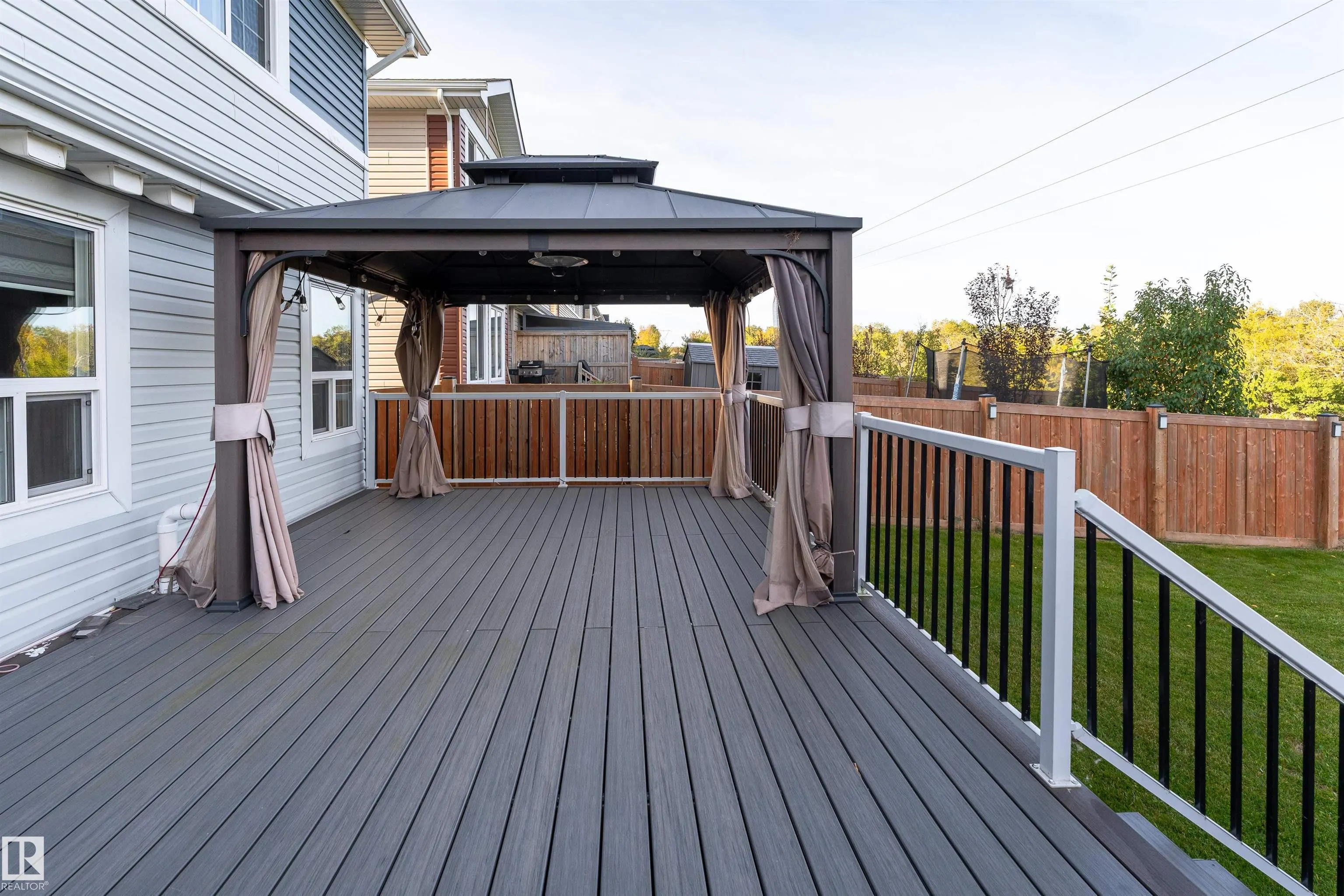 3885 ROBINS Crescent