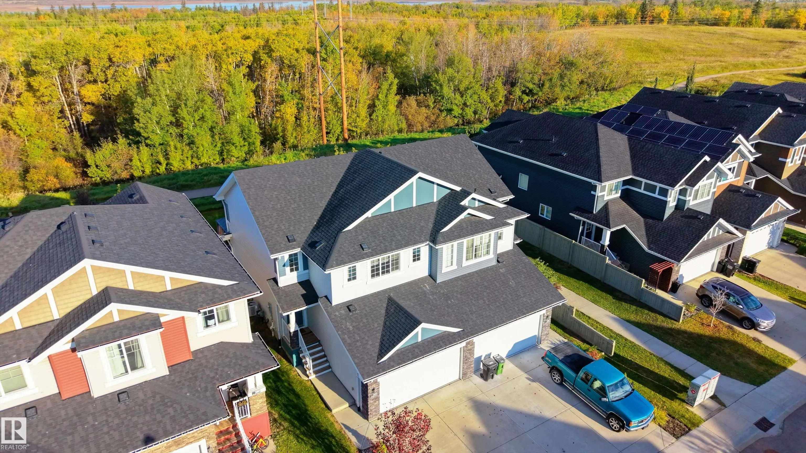 3885 ROBINS Crescent