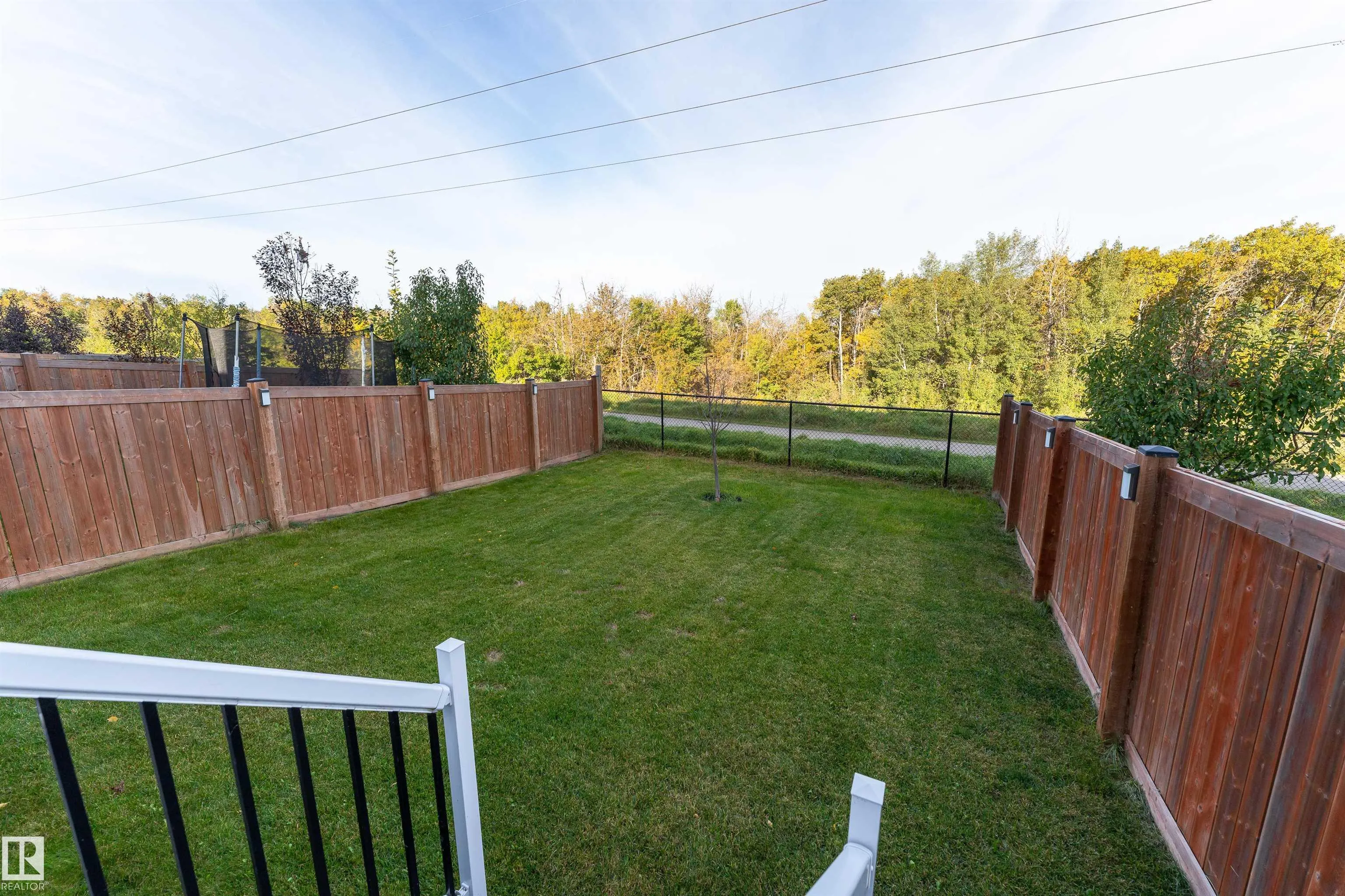 3885 ROBINS Crescent
