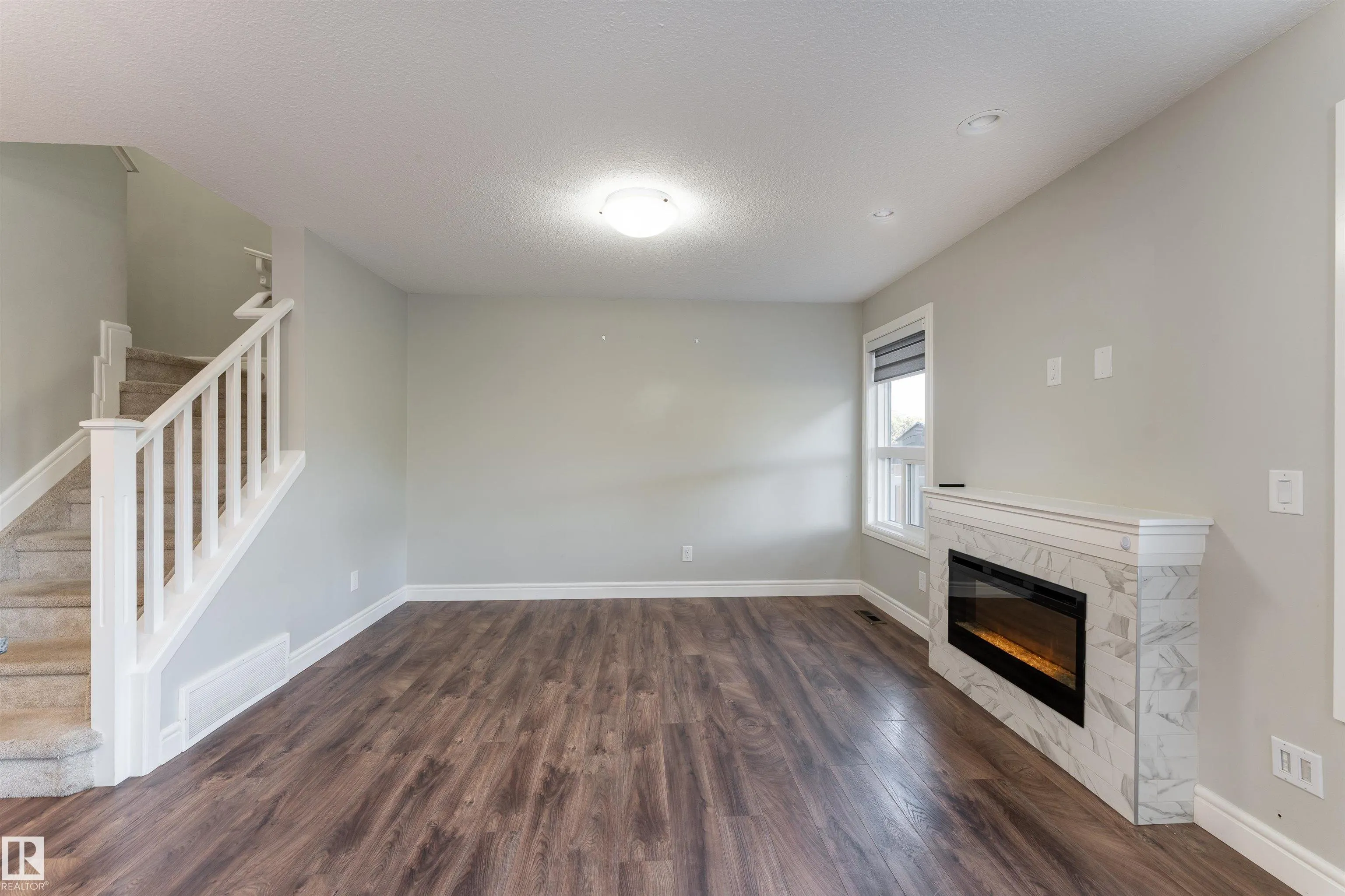 3885 ROBINS Crescent
