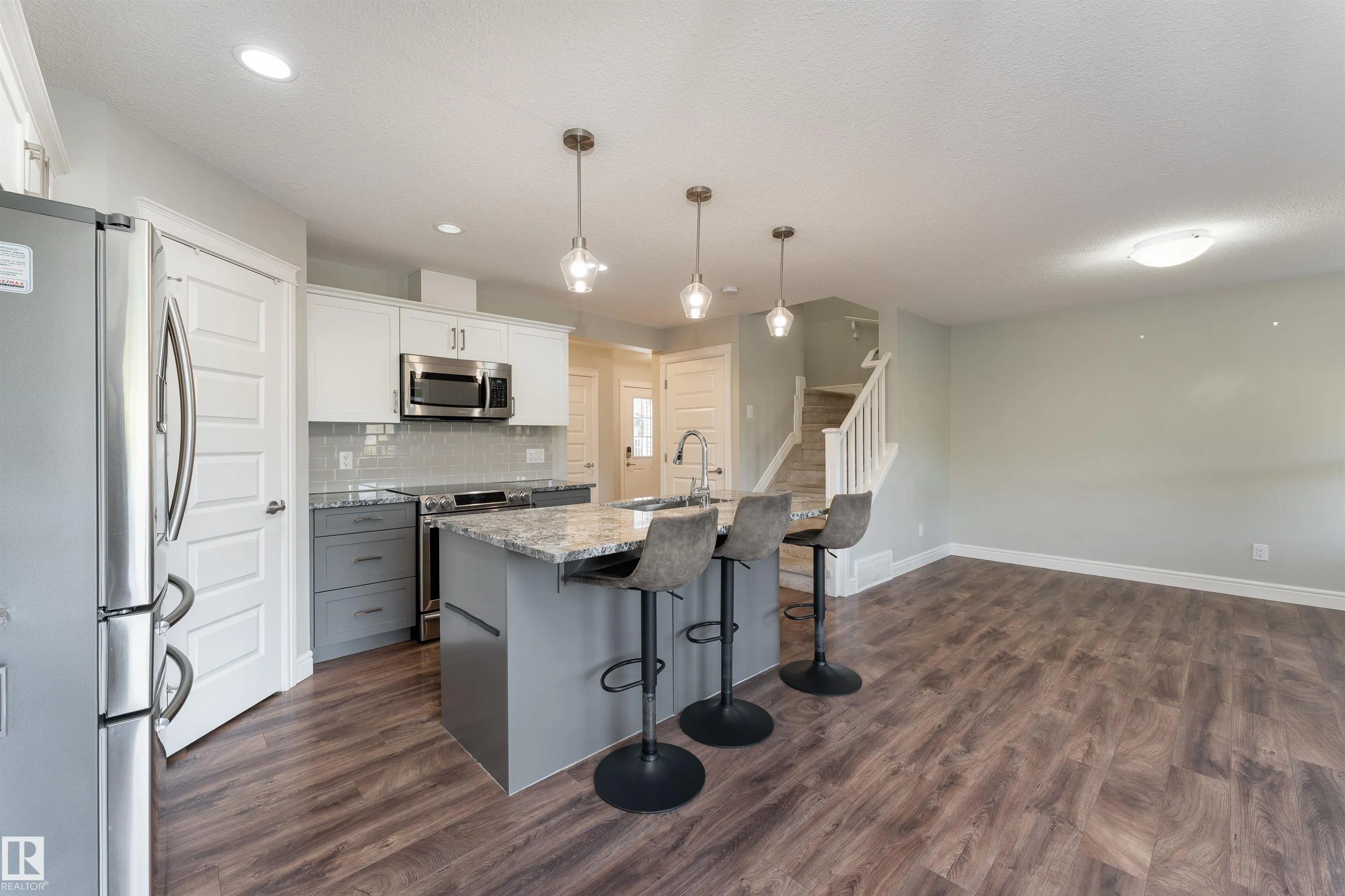 3885 ROBINS Crescent