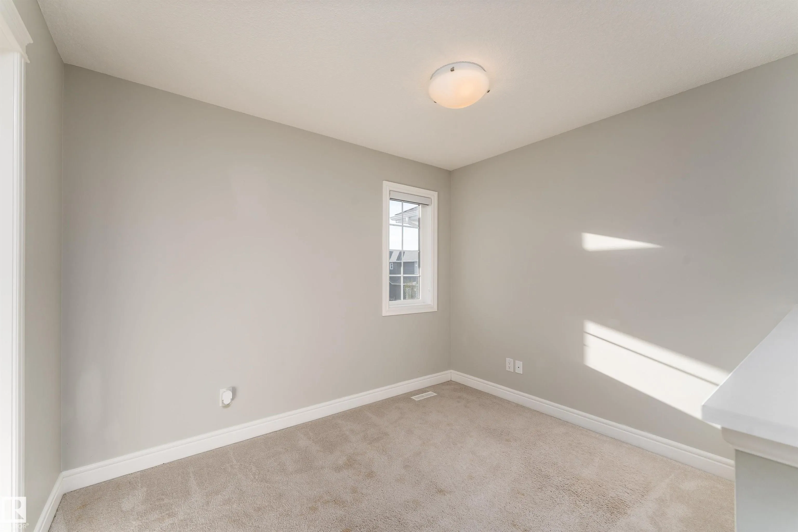 3885 ROBINS Crescent