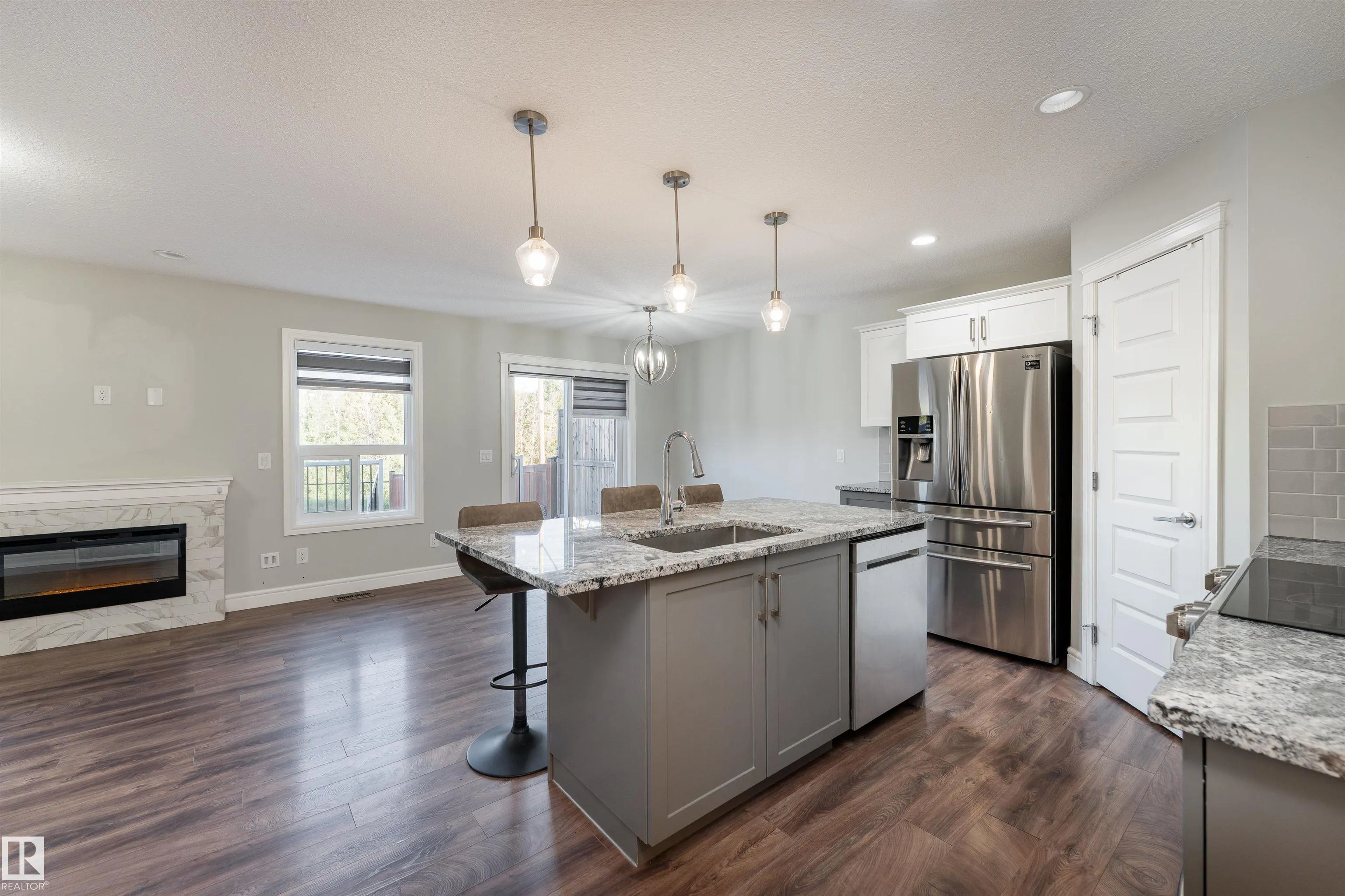3885 ROBINS Crescent