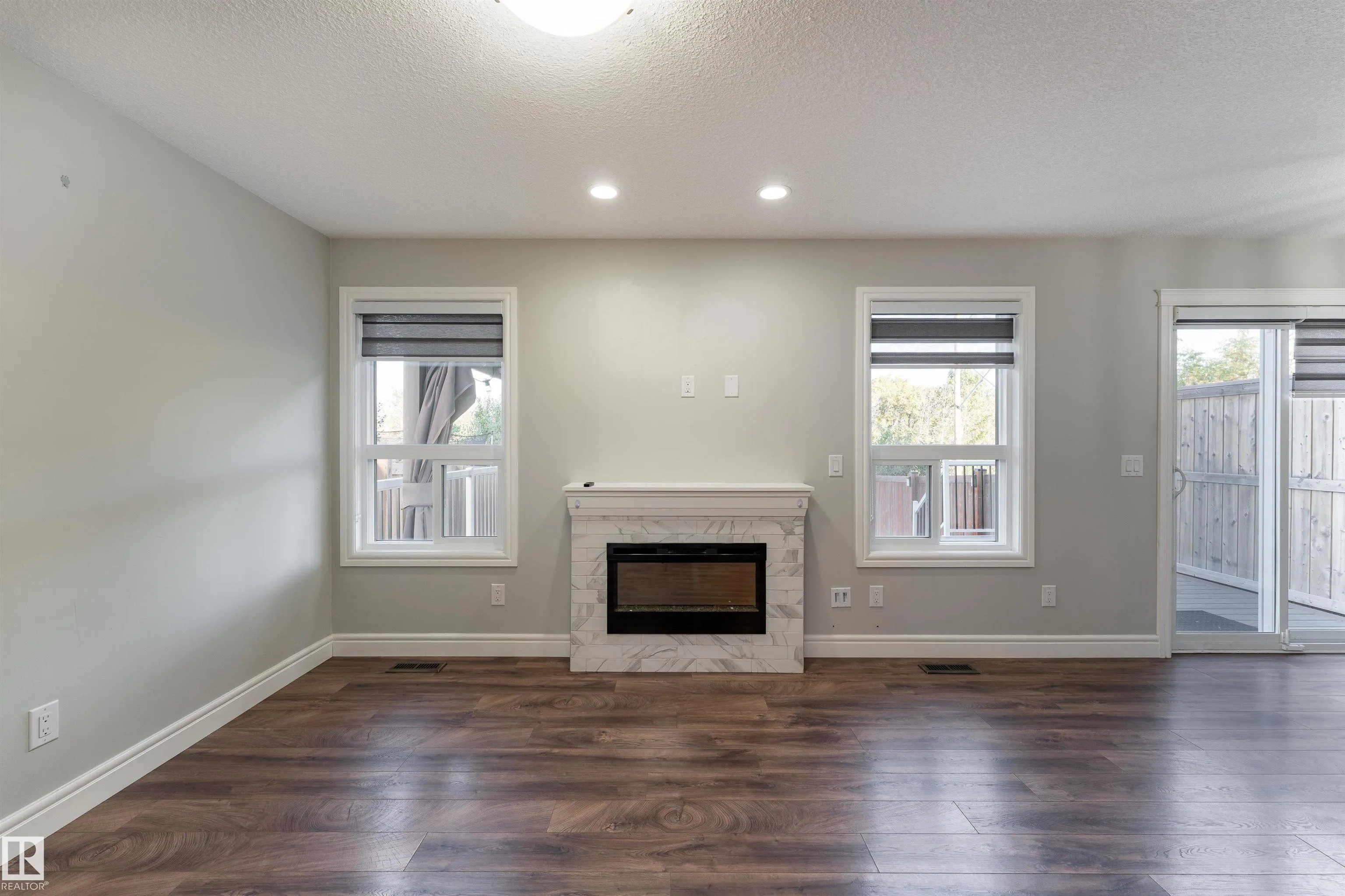 3885 ROBINS Crescent