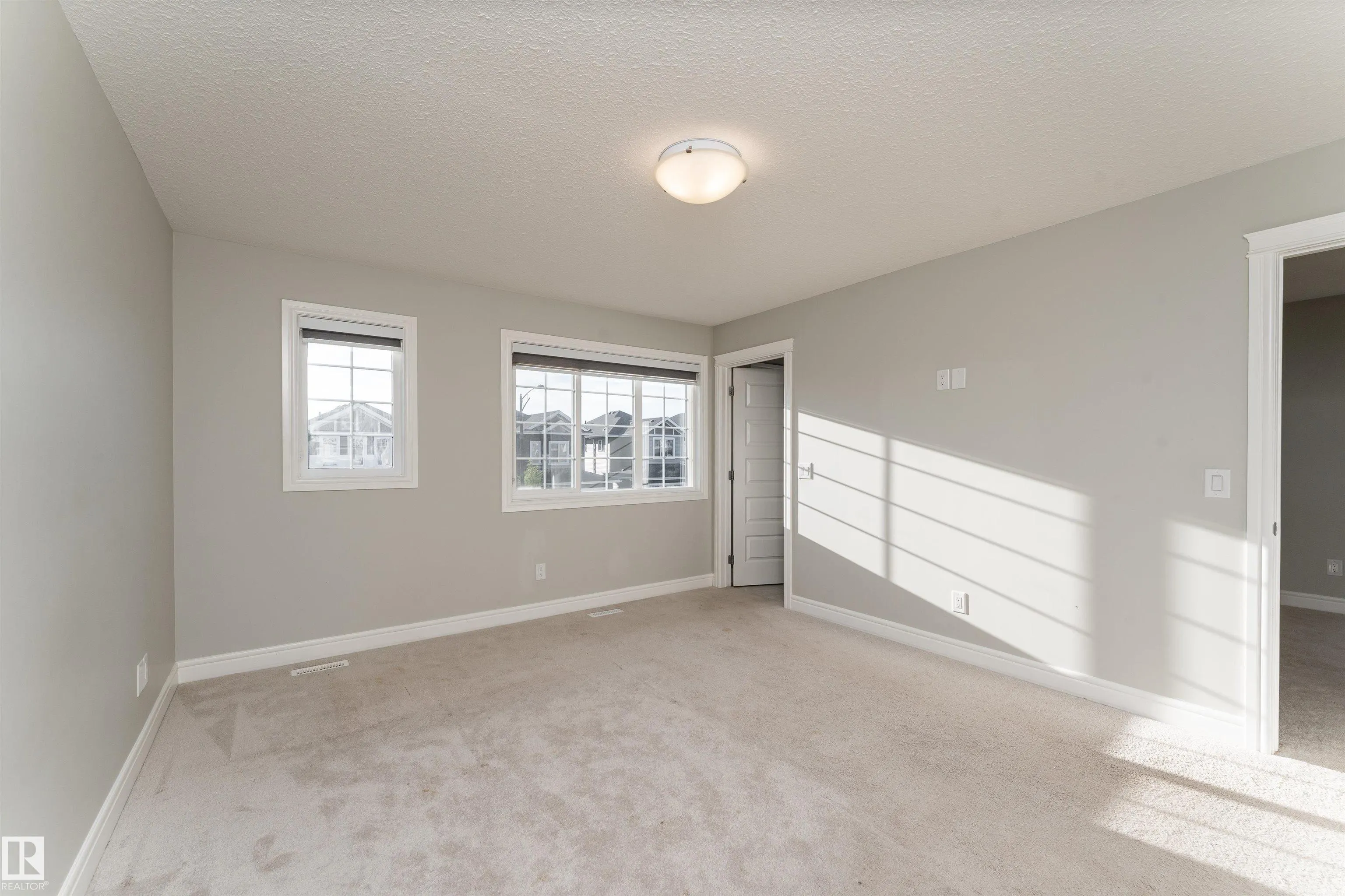 3885 ROBINS Crescent