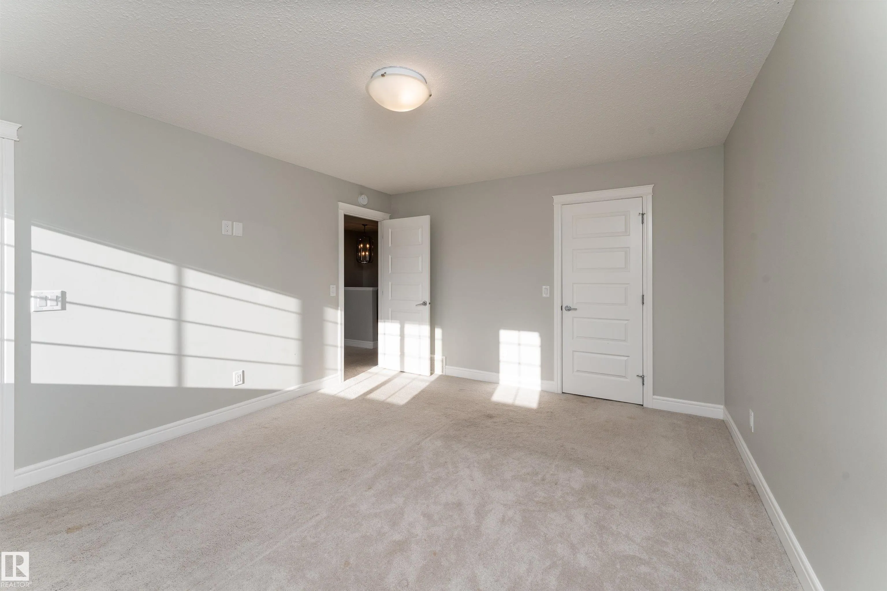 3885 ROBINS Crescent