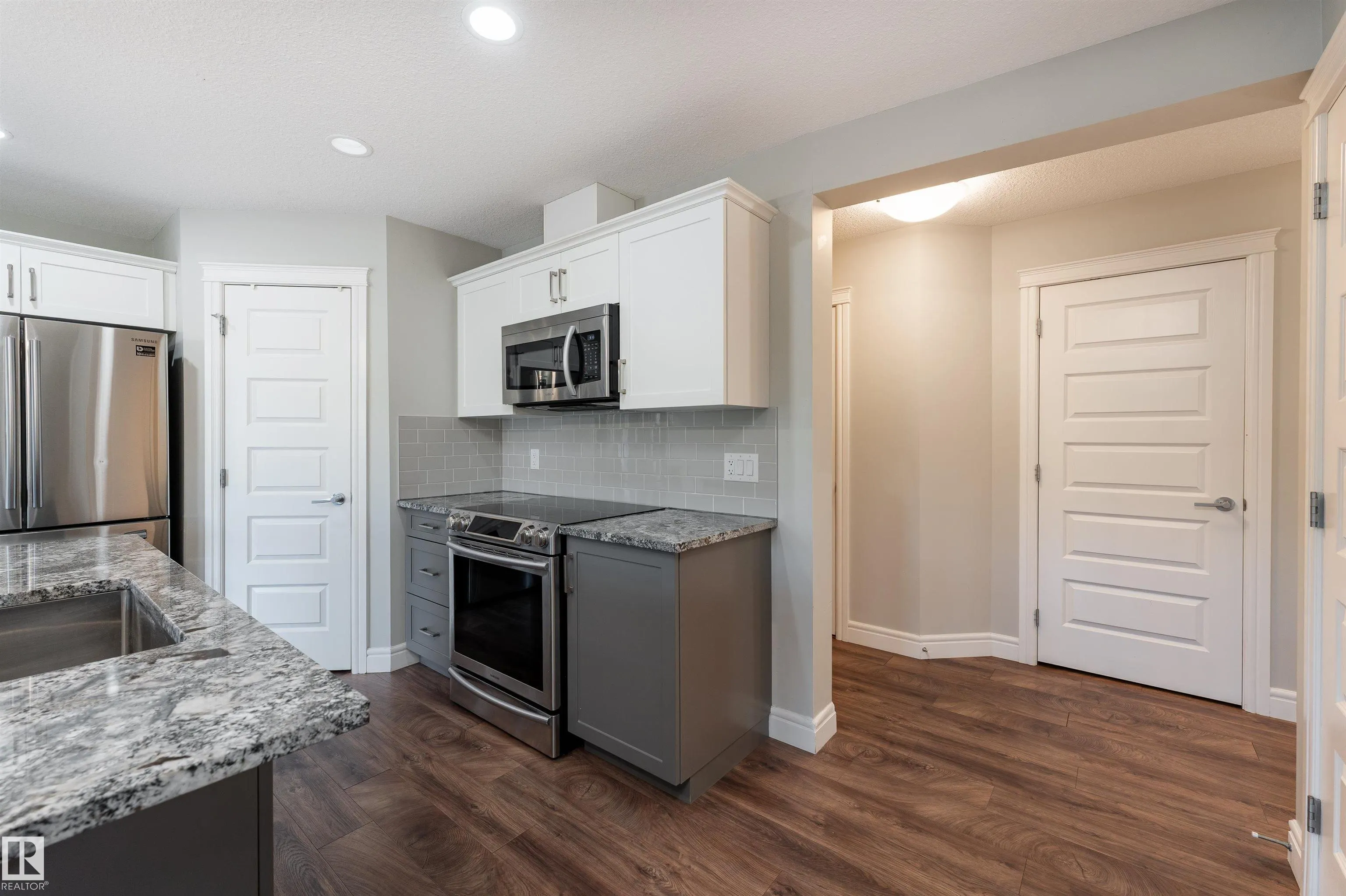 3885 ROBINS Crescent