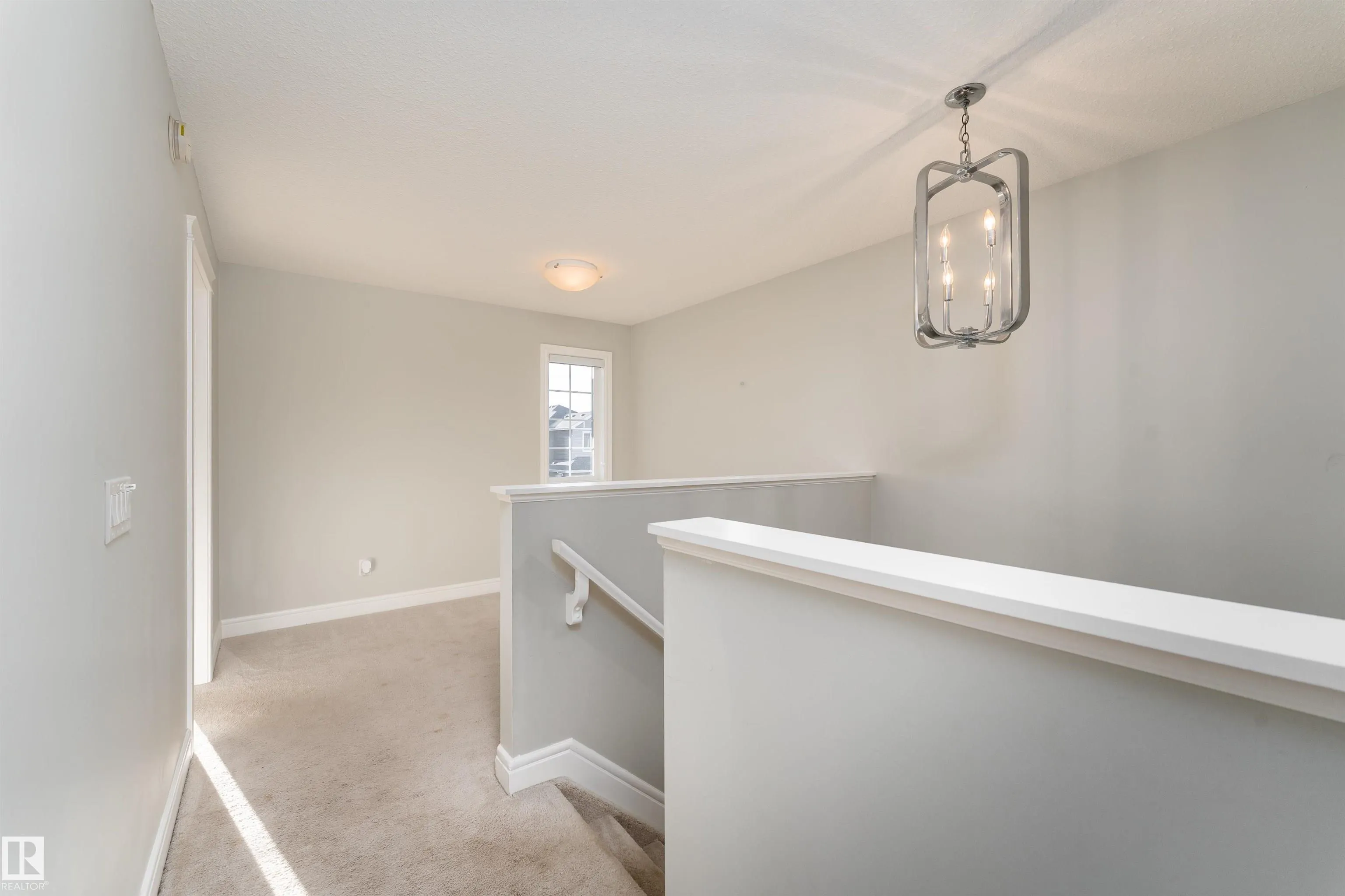 3885 ROBINS Crescent