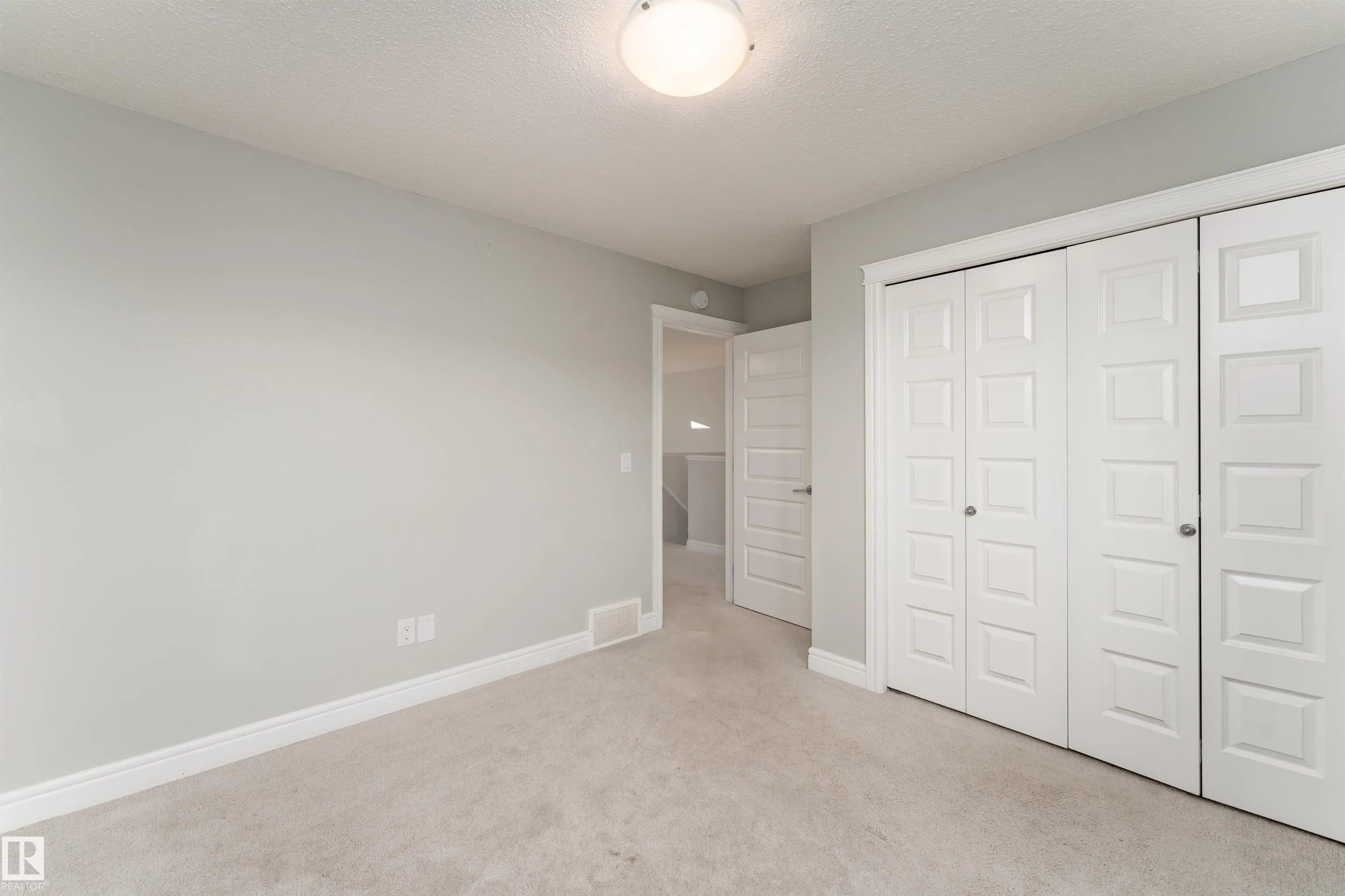 3885 ROBINS Crescent