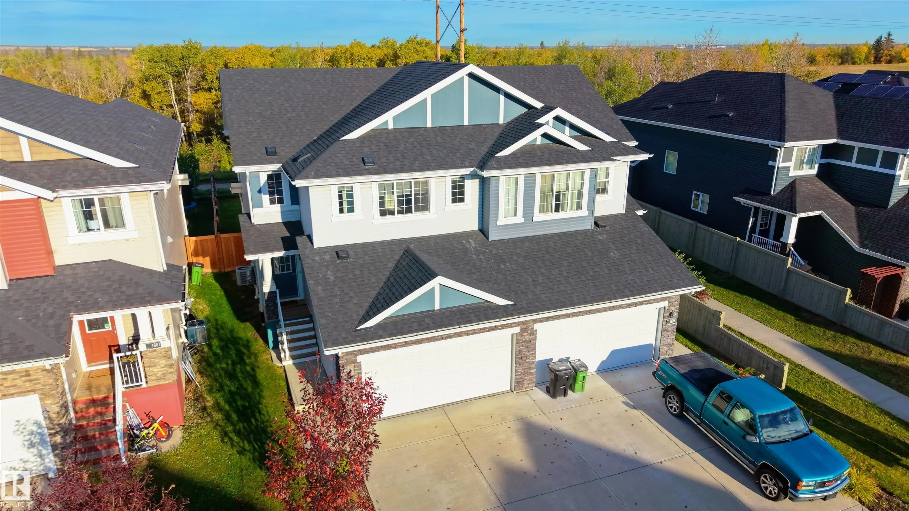 3885 ROBINS Crescent