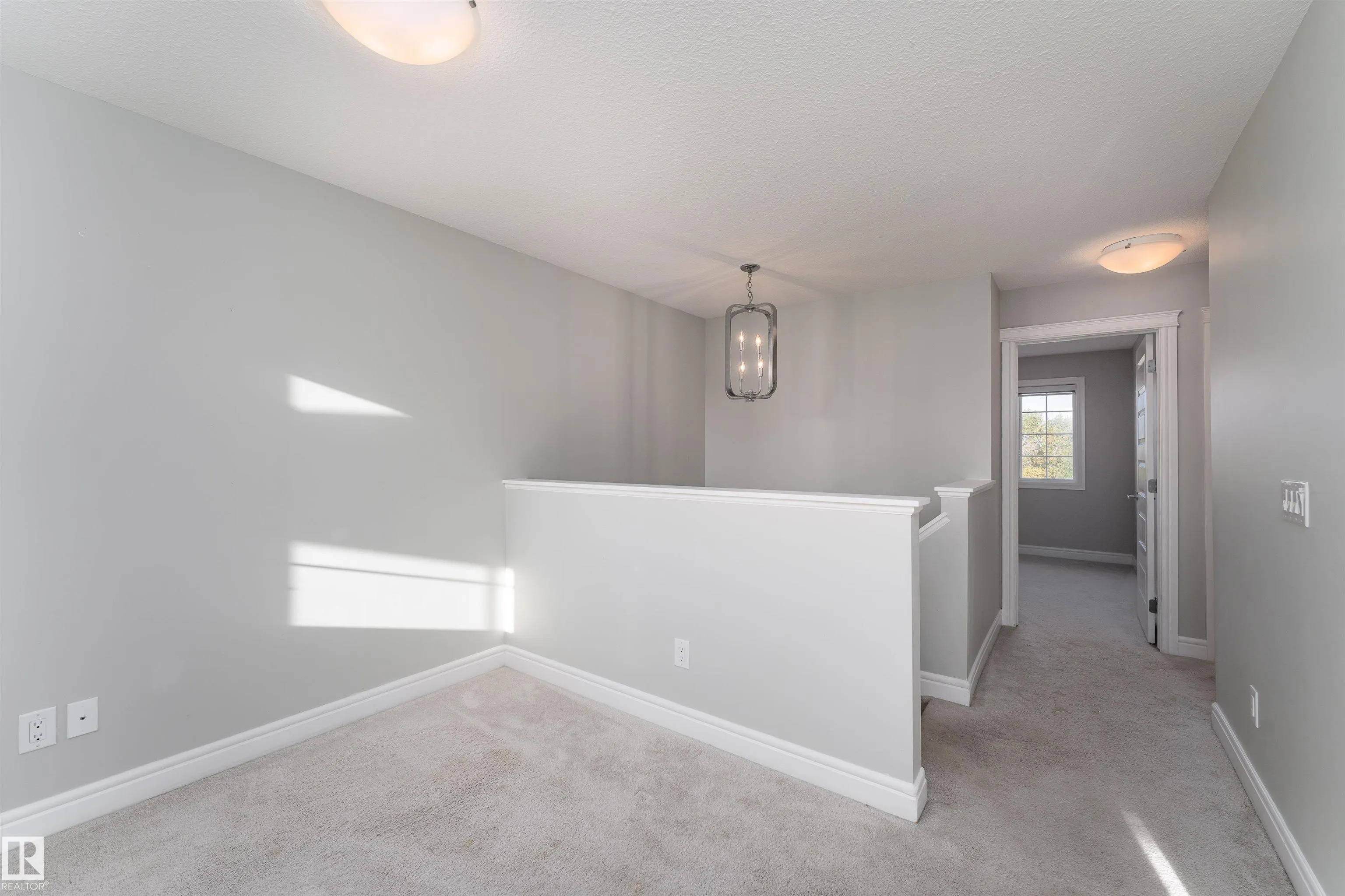 3885 ROBINS Crescent