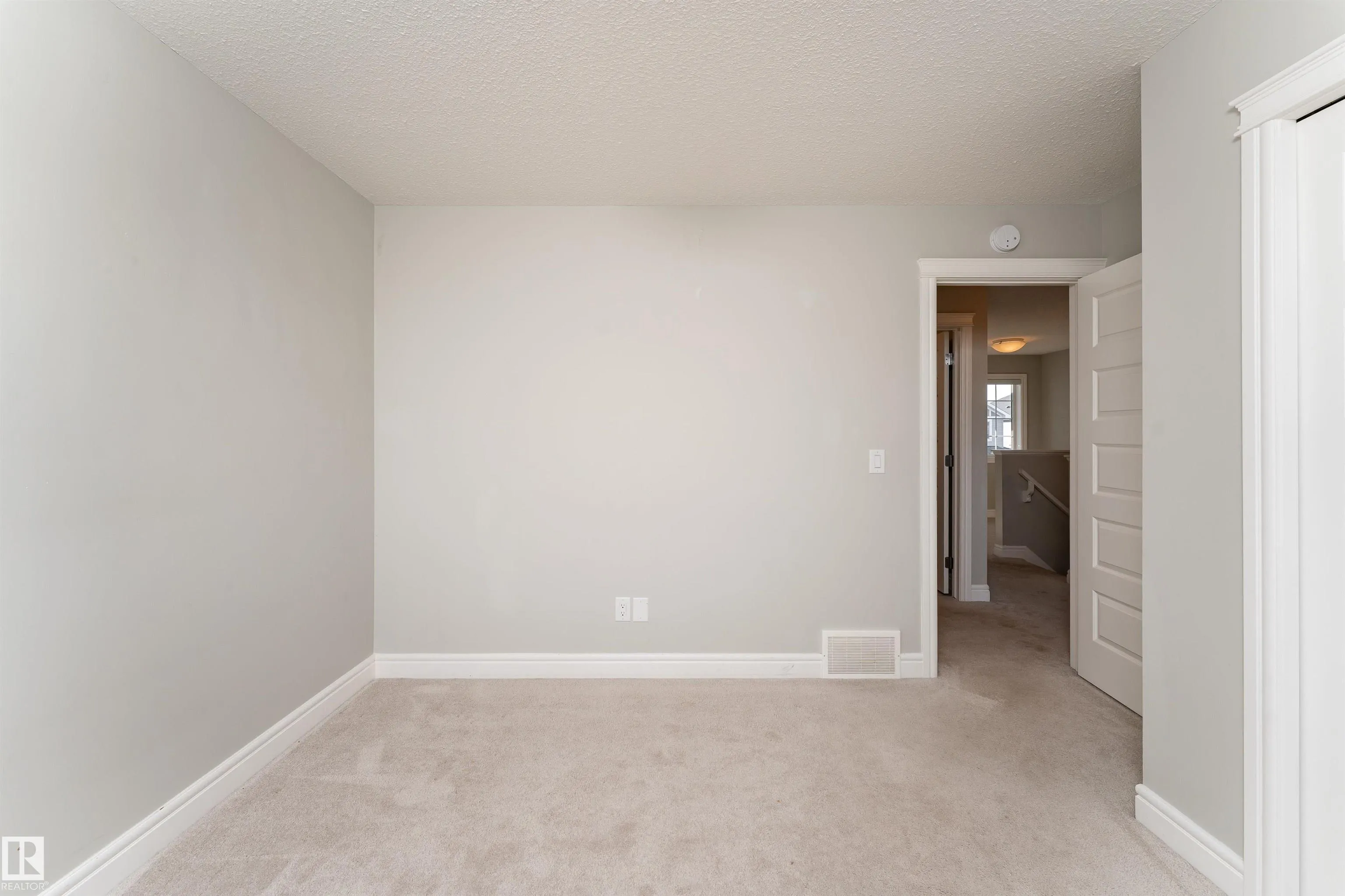 3885 ROBINS Crescent