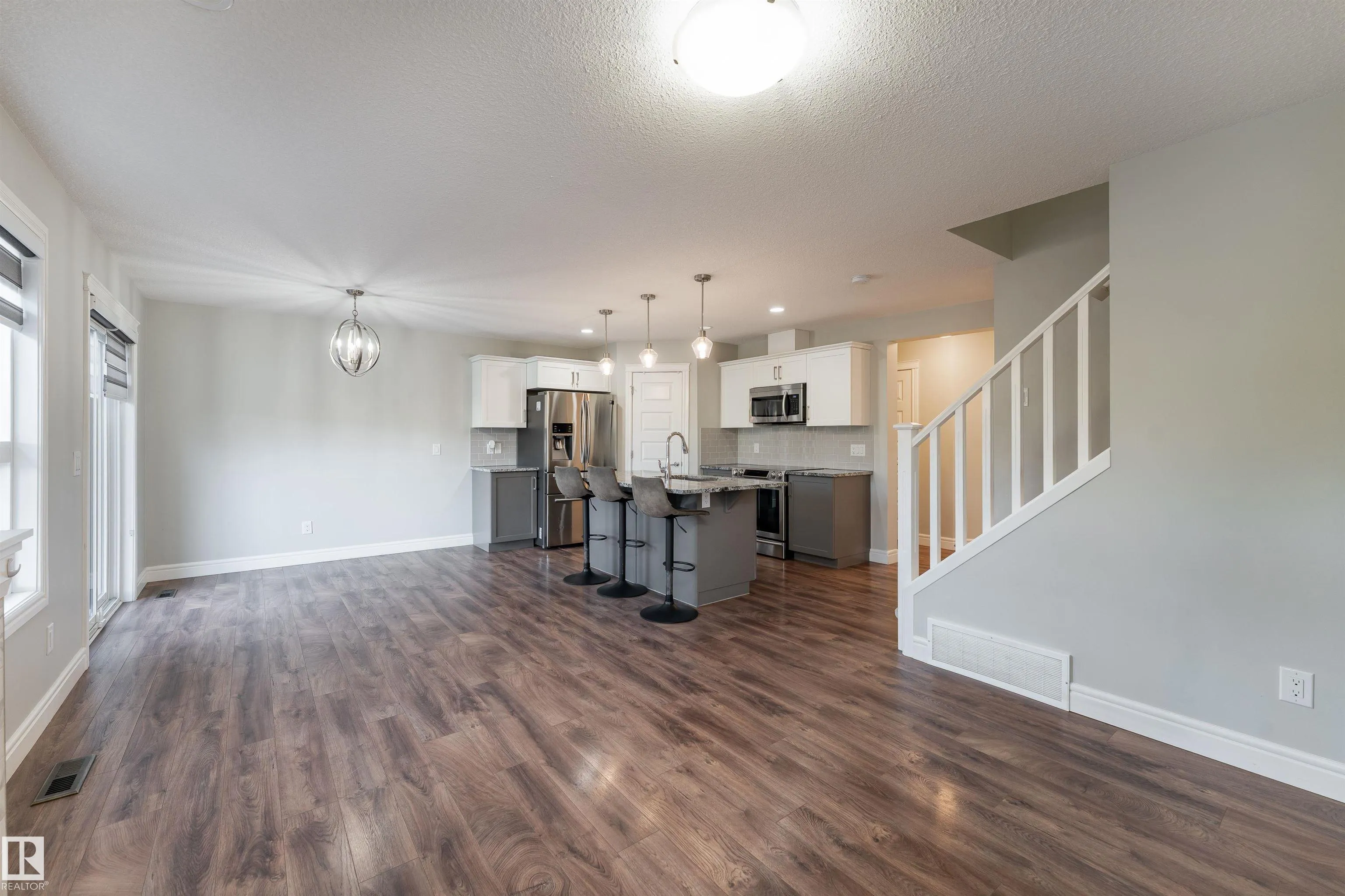 3885 ROBINS Crescent