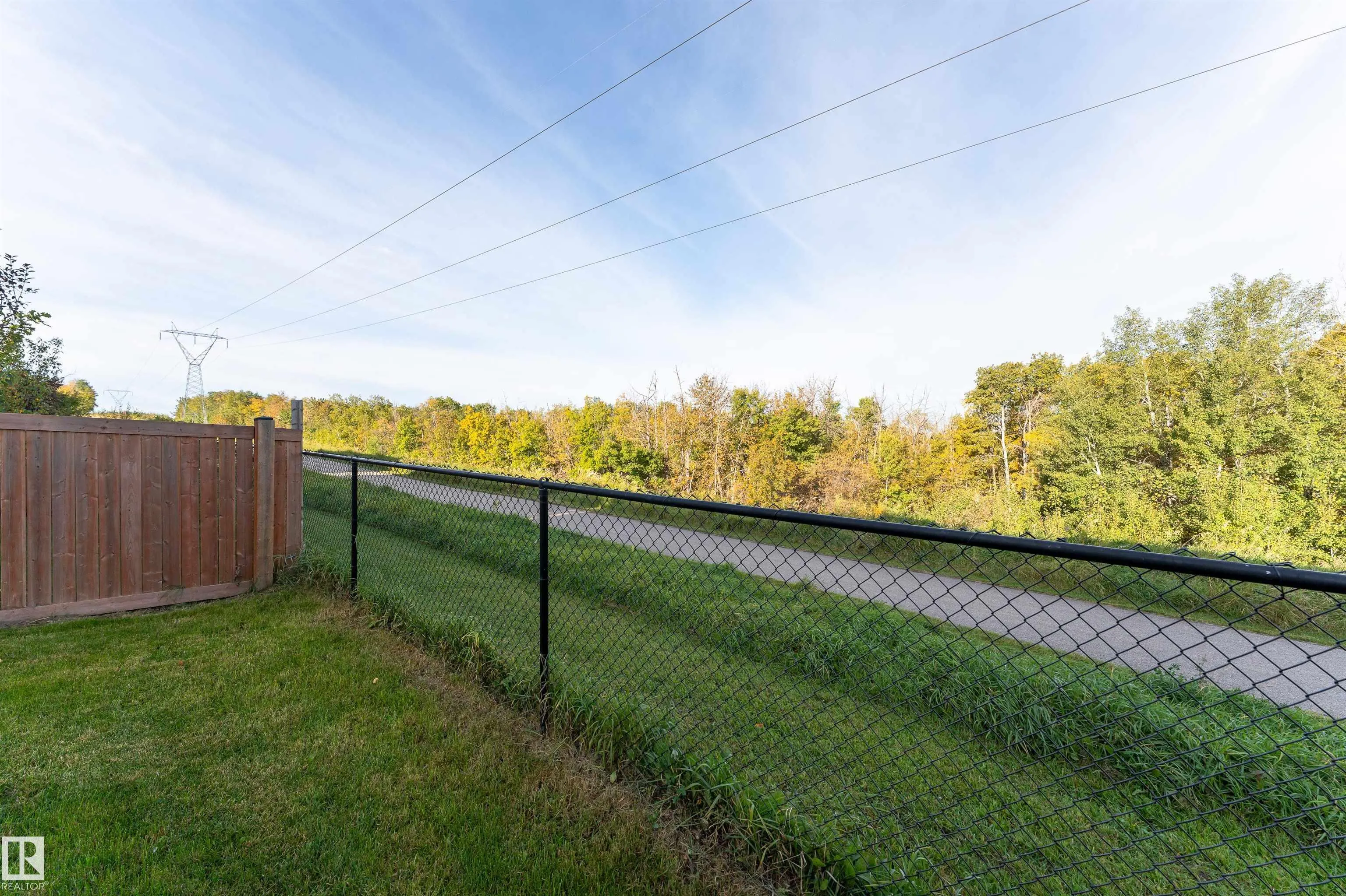 3885 ROBINS Crescent