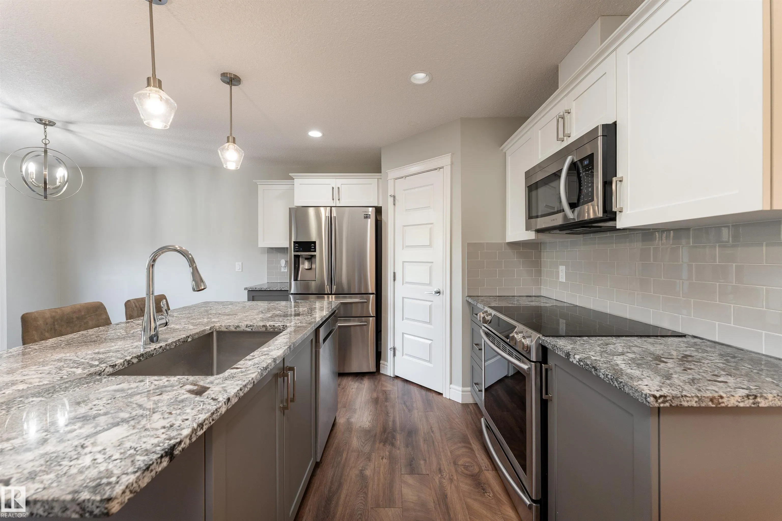 3885 ROBINS Crescent