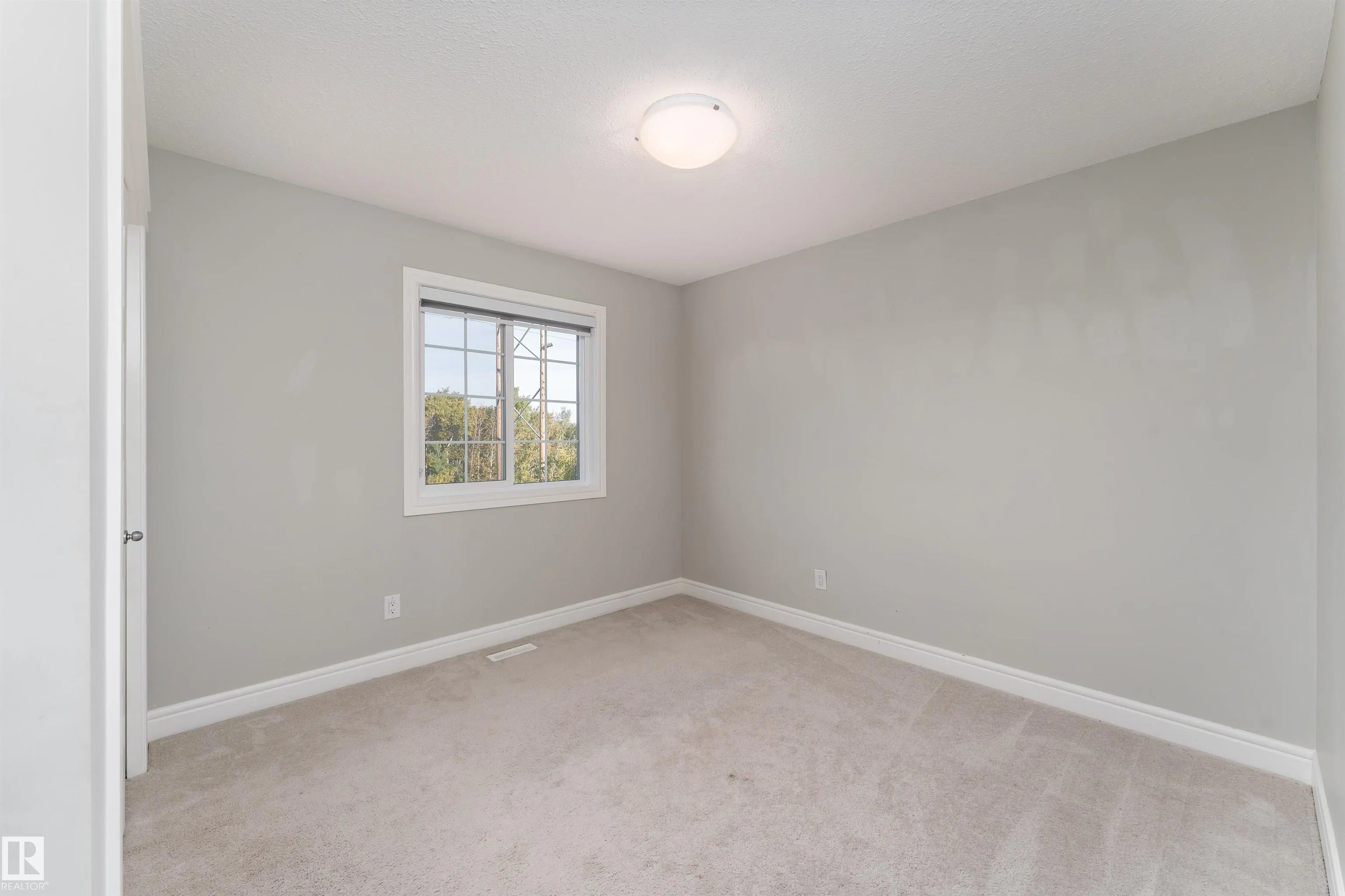 3885 ROBINS Crescent
