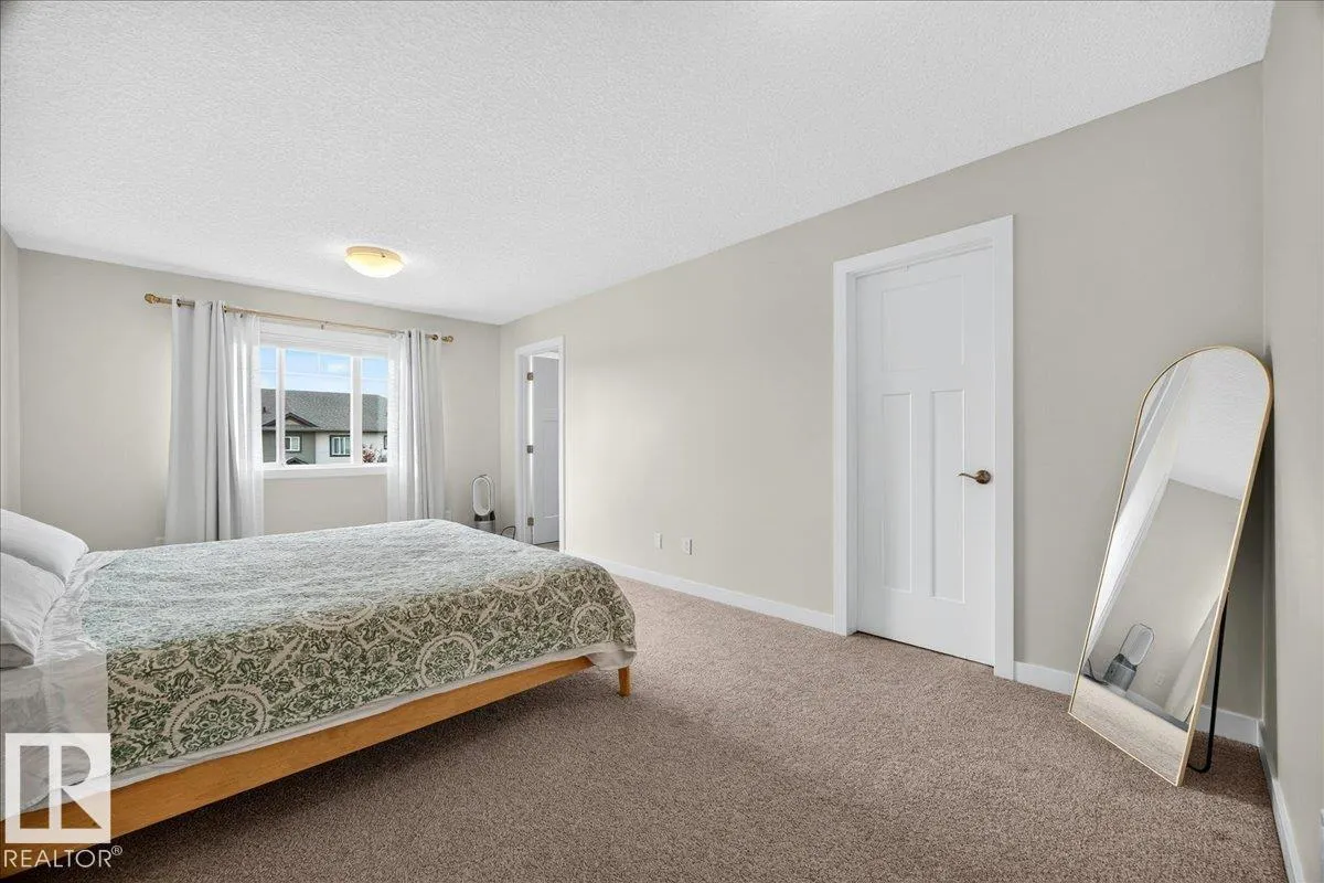 100 MEADOWLAND Crescent