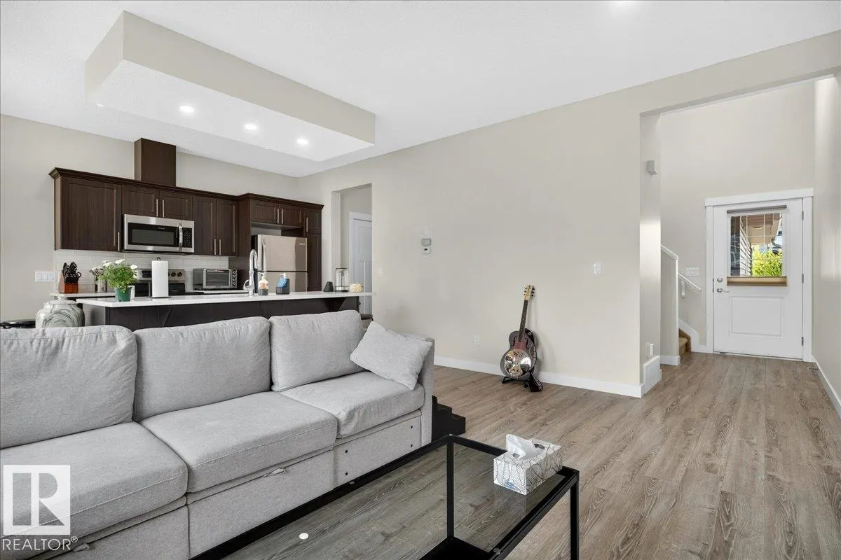 100 MEADOWLAND Crescent