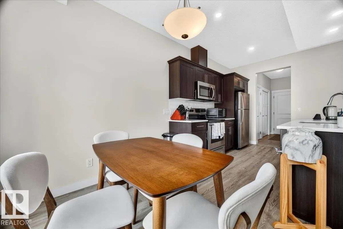 100 MEADOWLAND Crescent