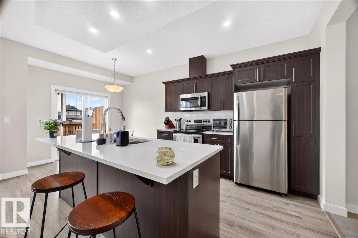 100 MEADOWLAND Crescent