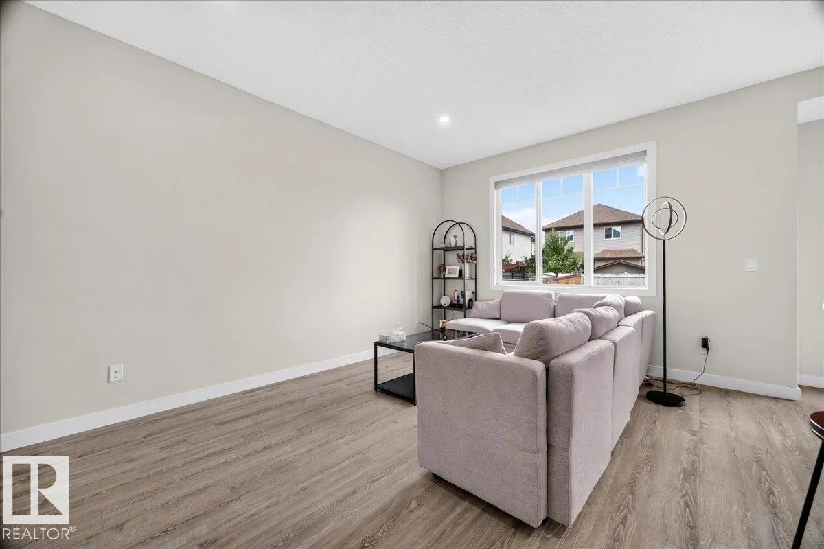 100 MEADOWLAND Crescent