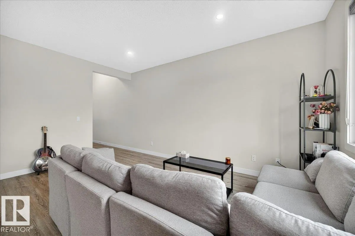100 MEADOWLAND Crescent