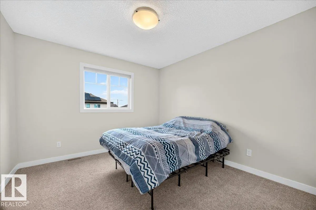 100 MEADOWLAND Crescent