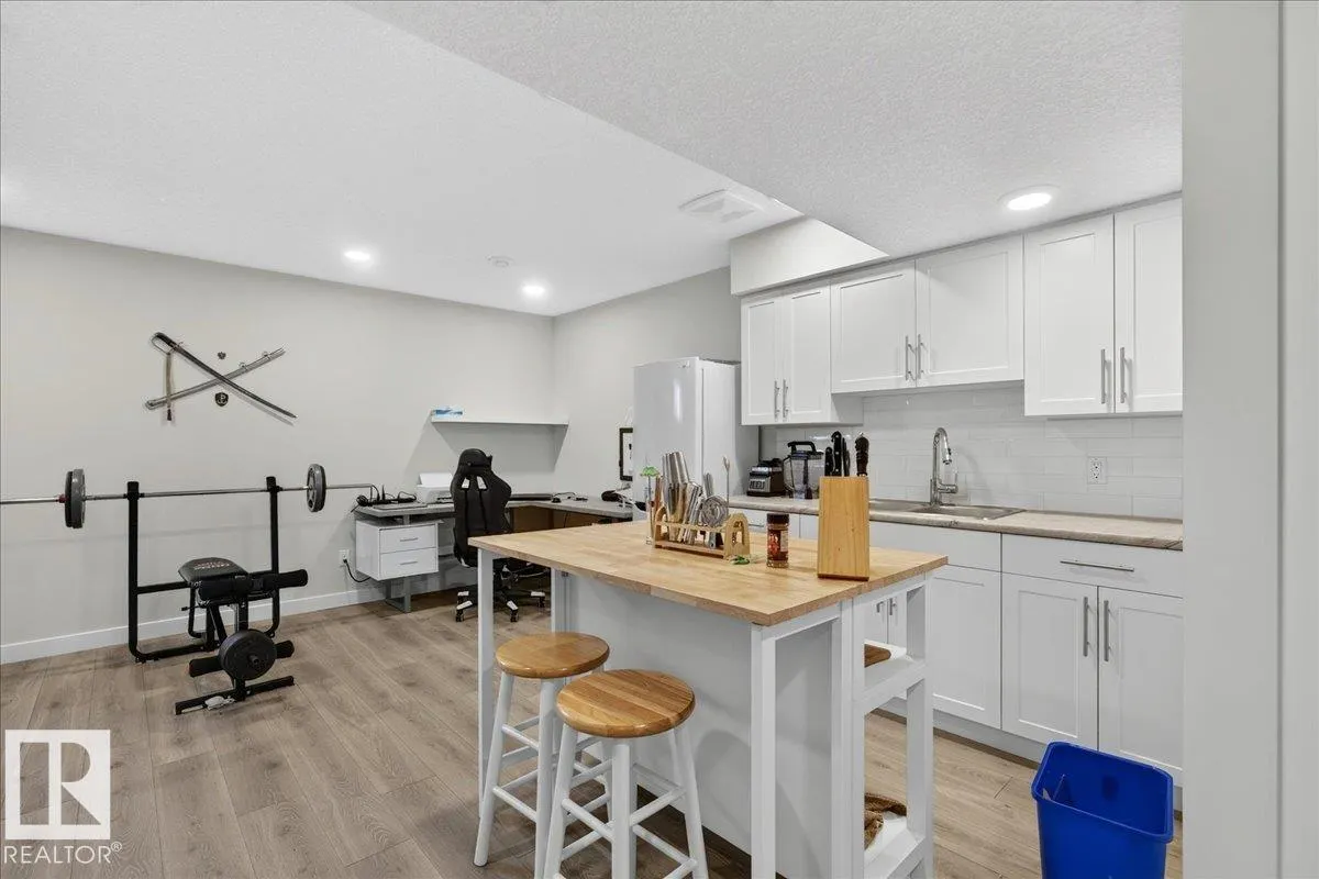 100 MEADOWLAND Crescent