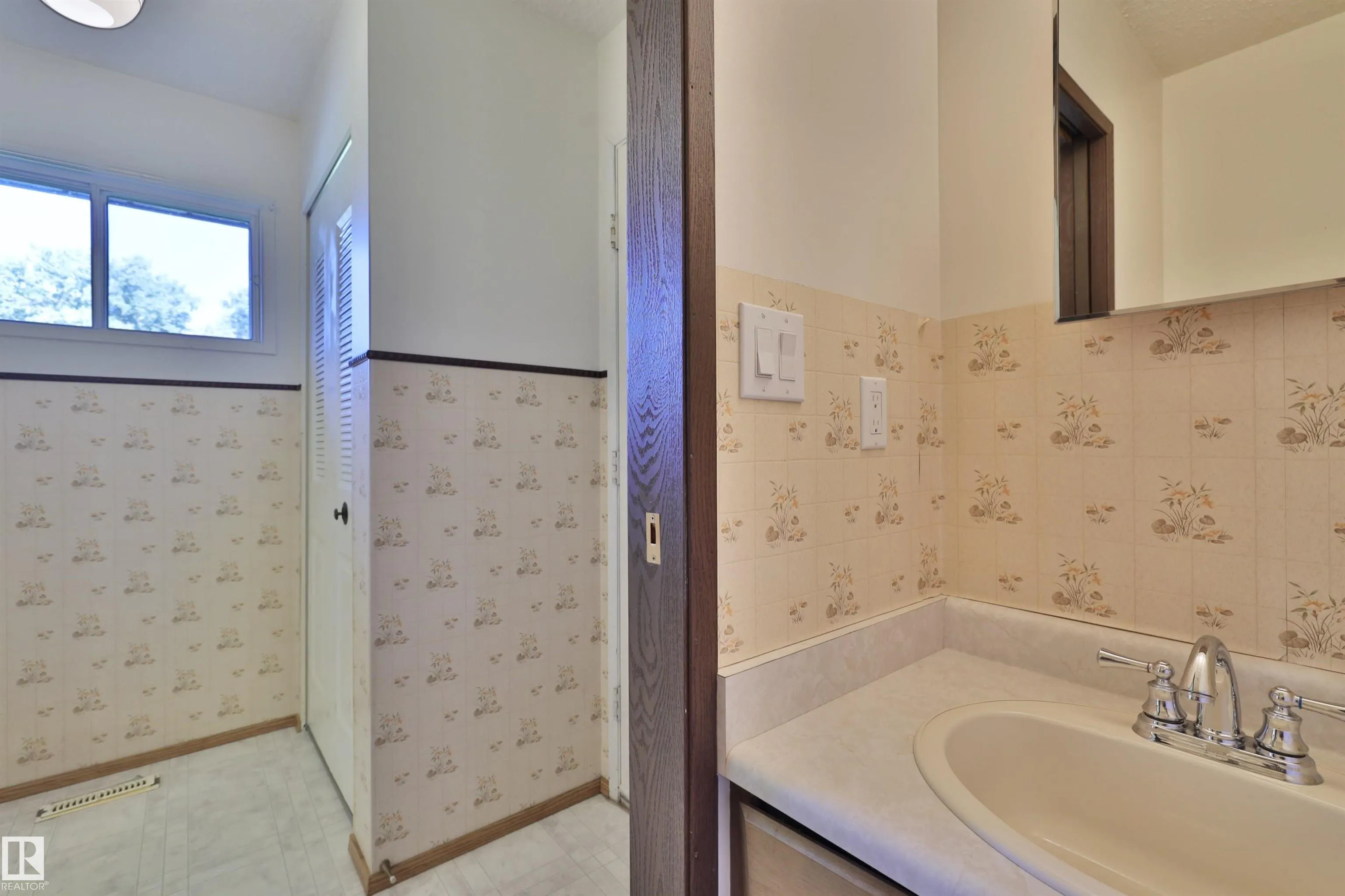 473051 RGE ROAD 242