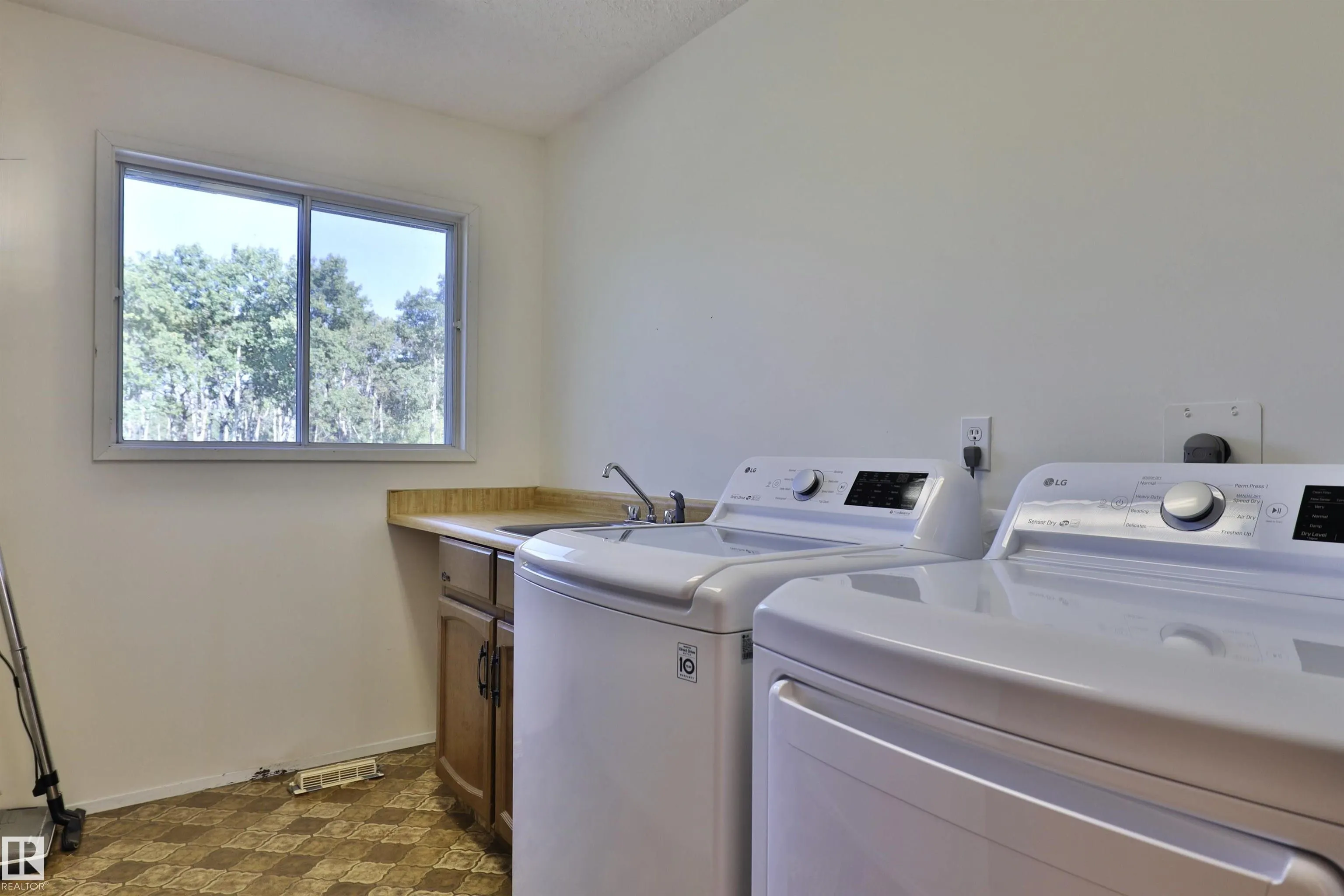 473051 RGE ROAD 242