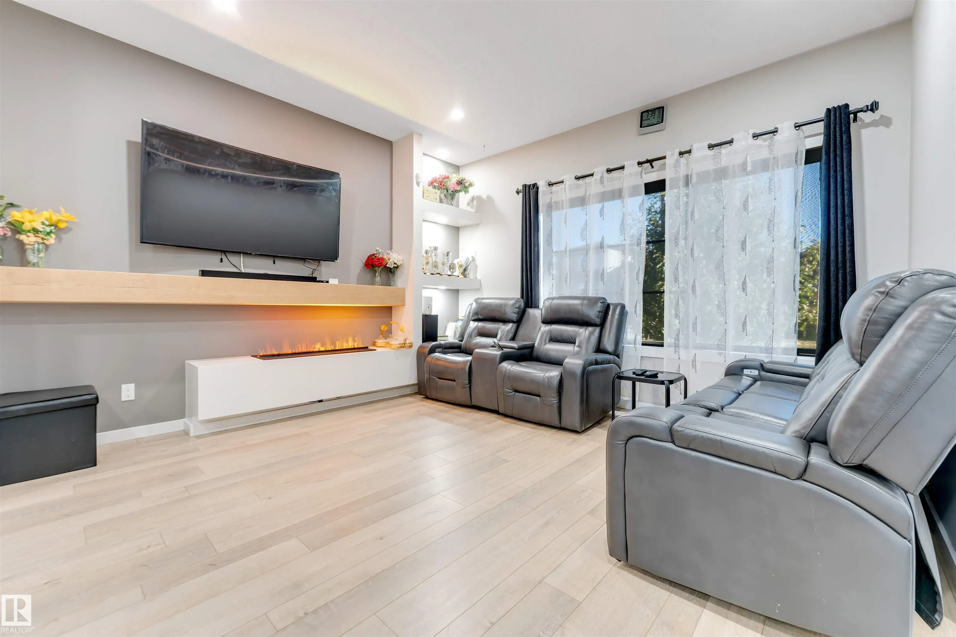 266 CHARLESWORTH Drive