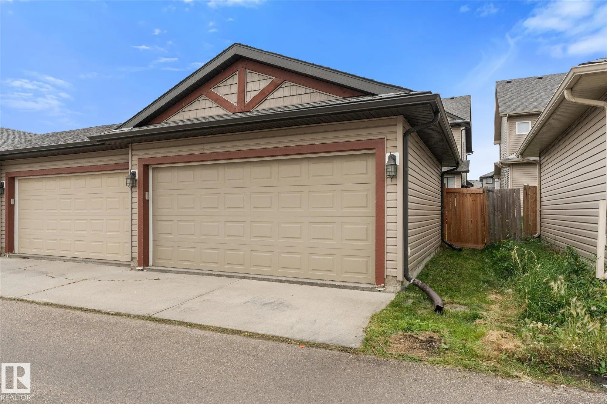 16 MEADOWLAND Crescent