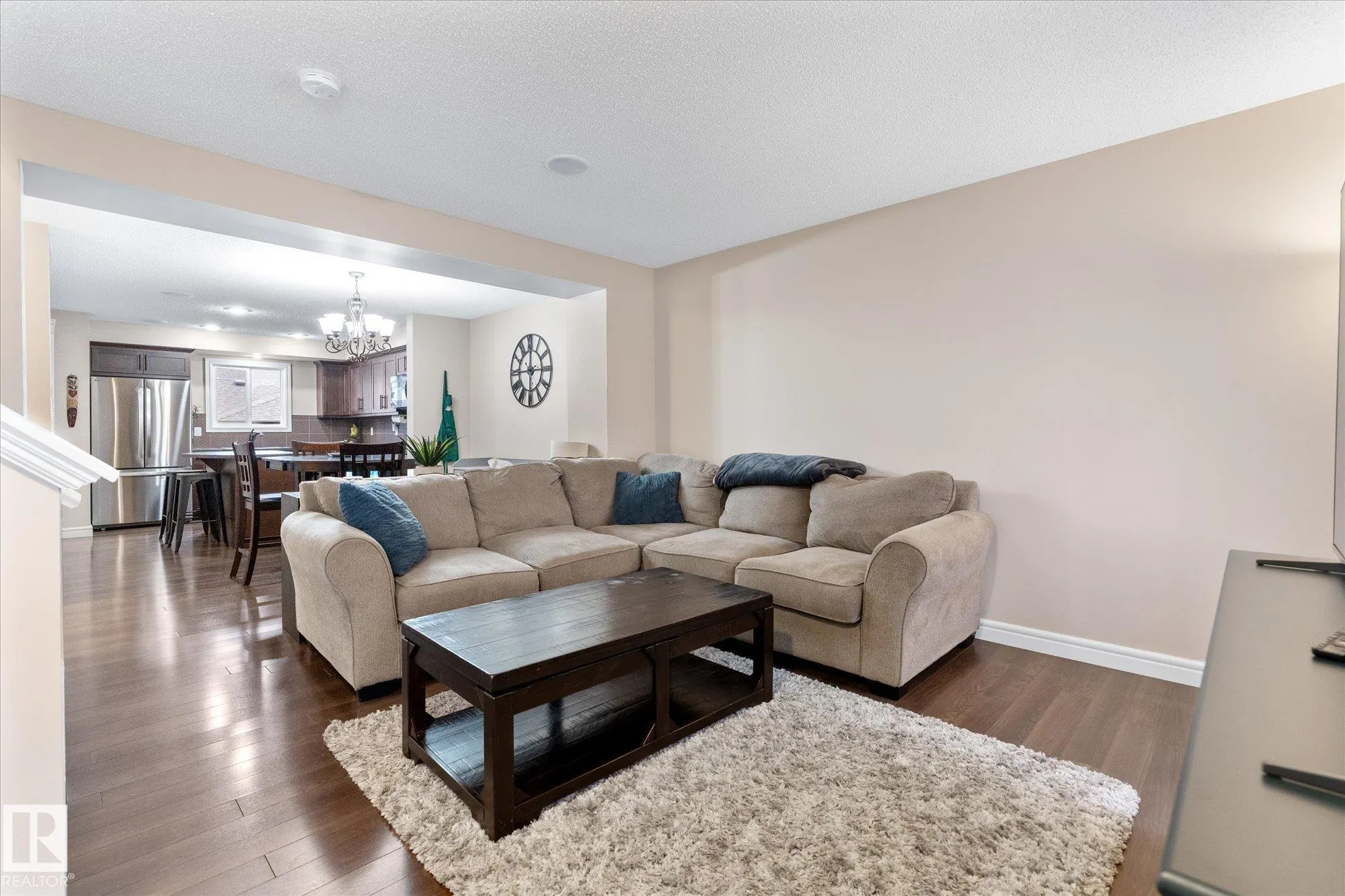 16 MEADOWLAND Crescent