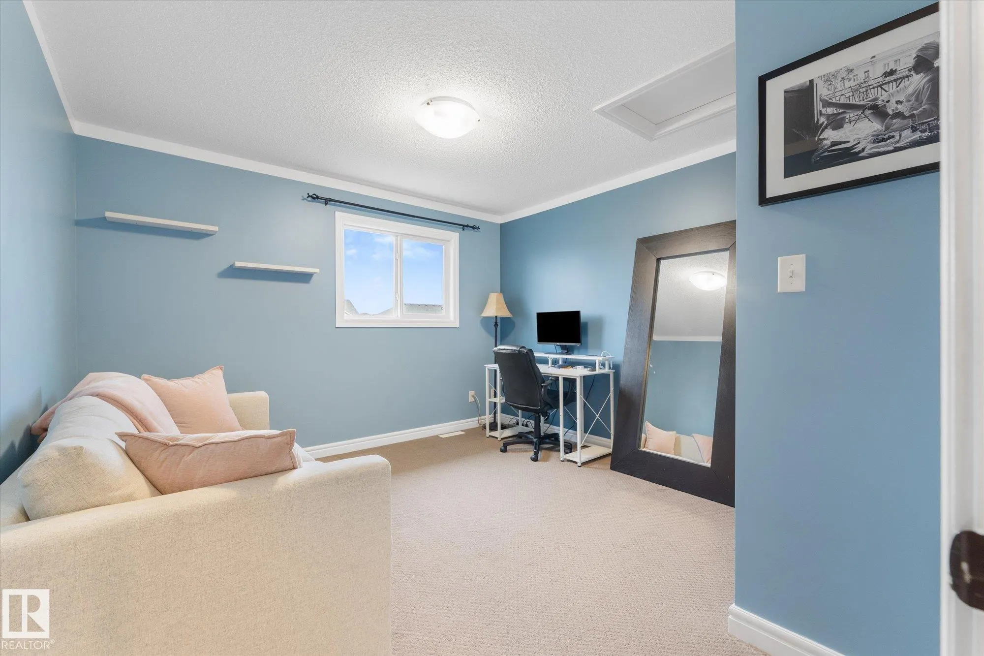 16 MEADOWLAND Crescent