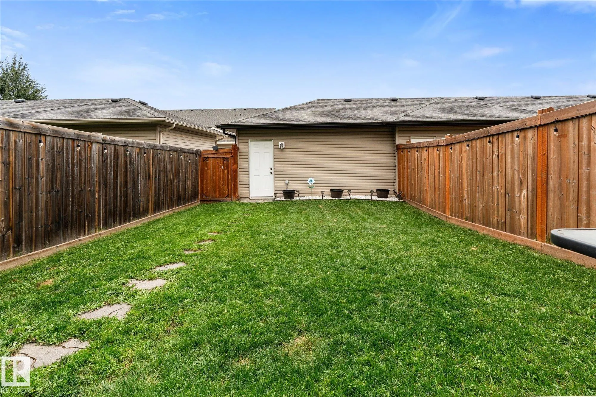 16 MEADOWLAND Crescent