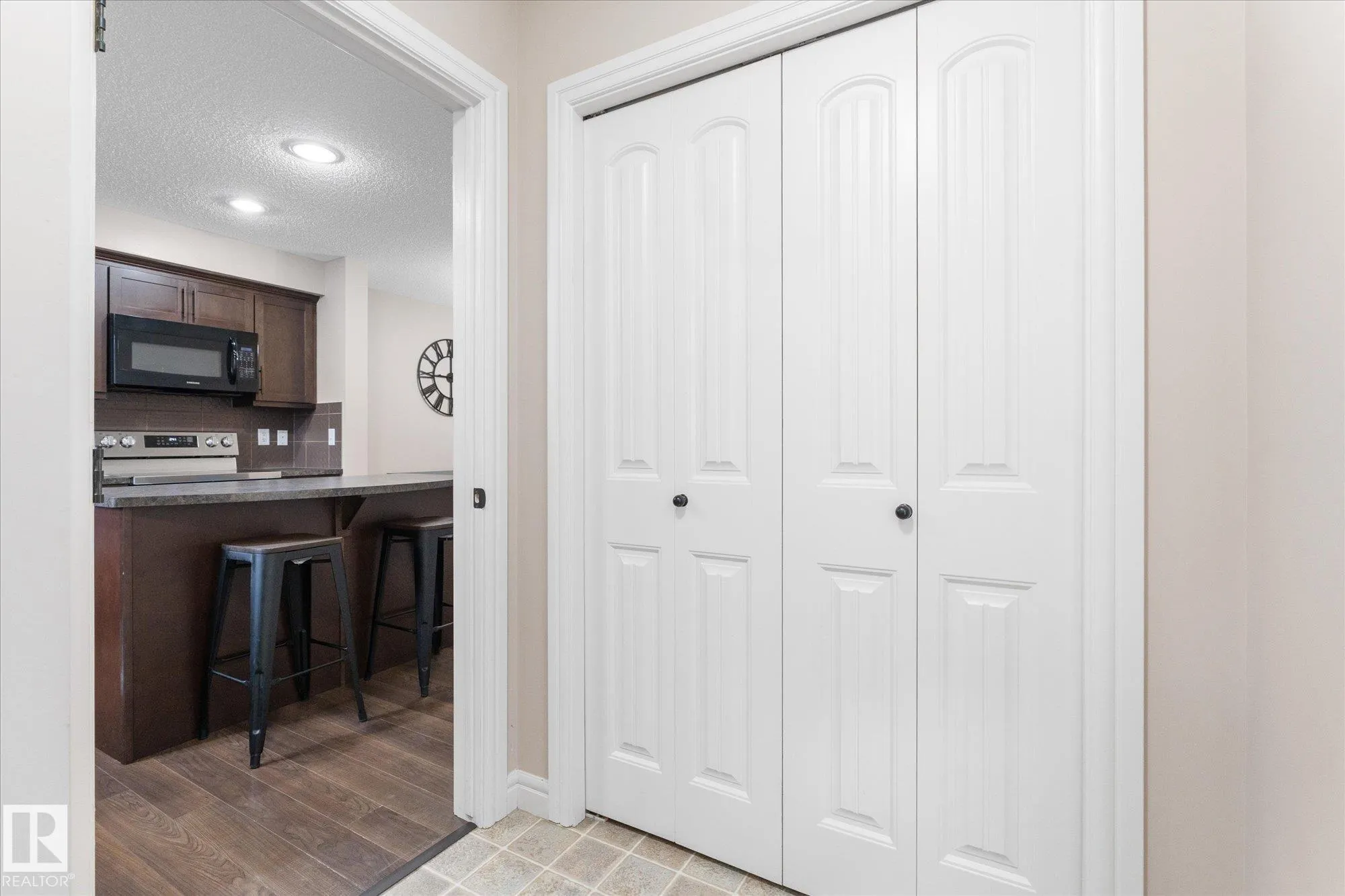 16 MEADOWLAND Crescent