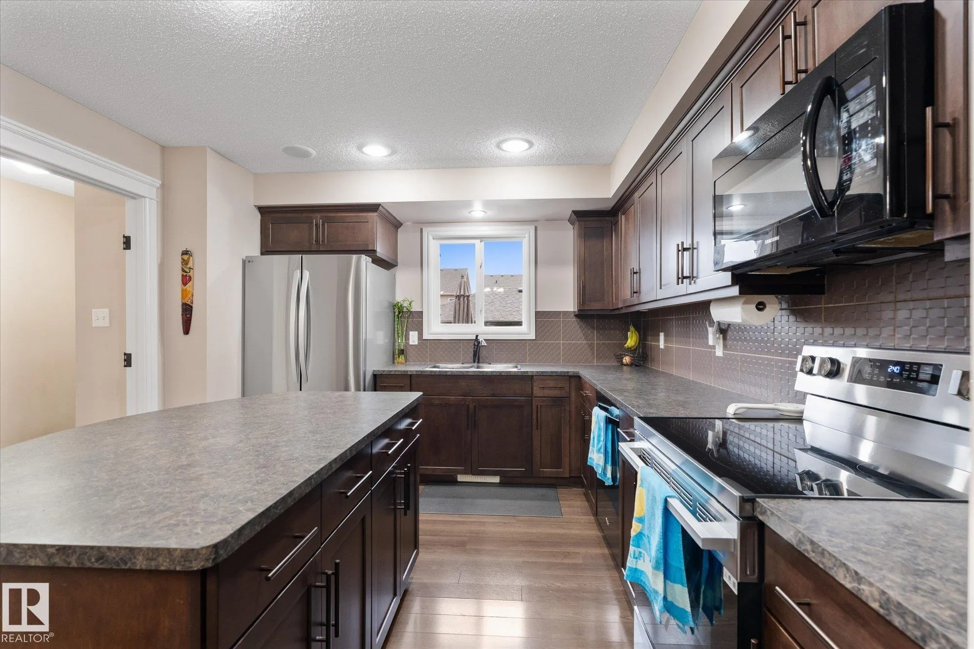 16 MEADOWLAND Crescent